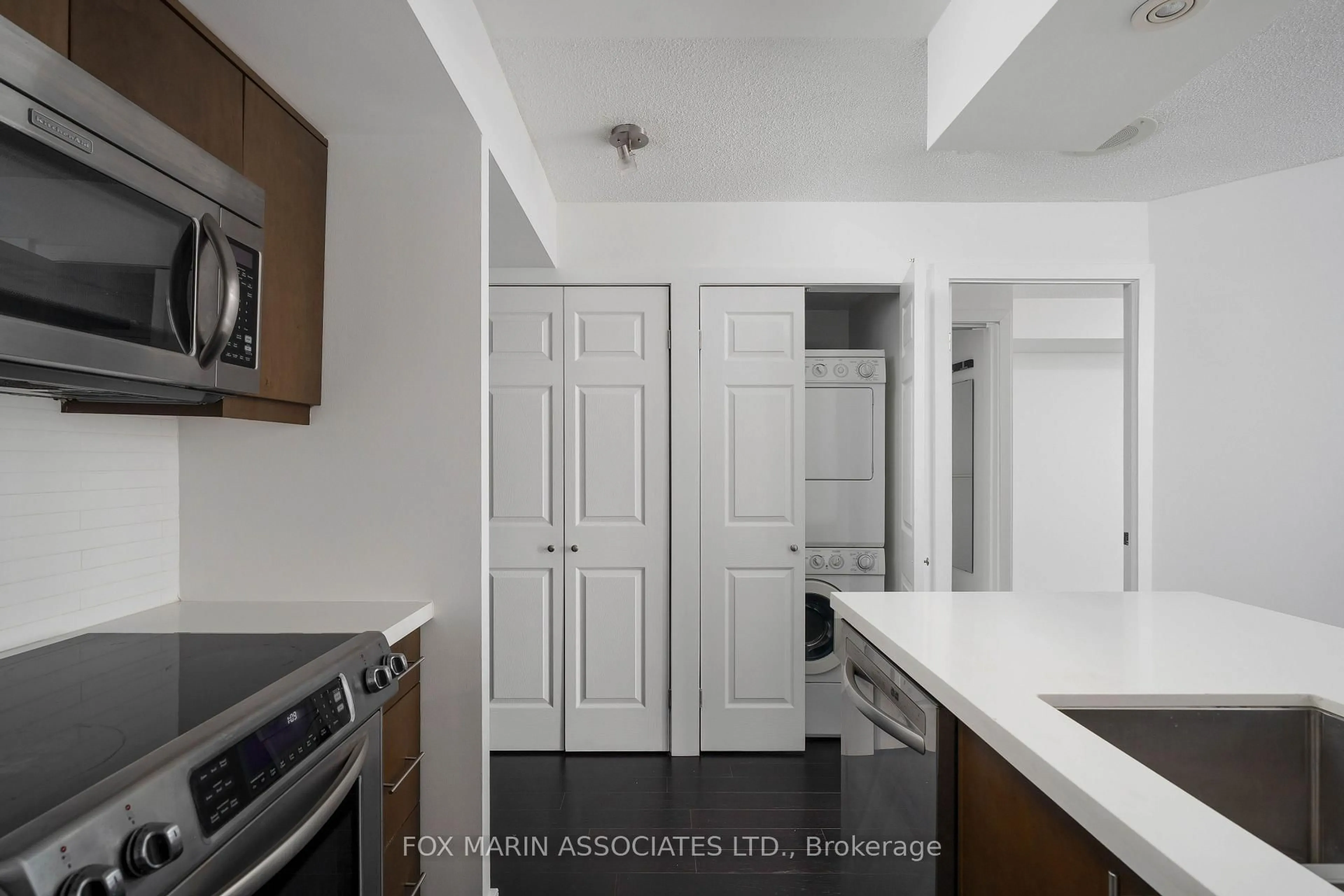 Standard kitchen, unknown for 109 Front St #1023, Toronto Ontario M5A 4P7