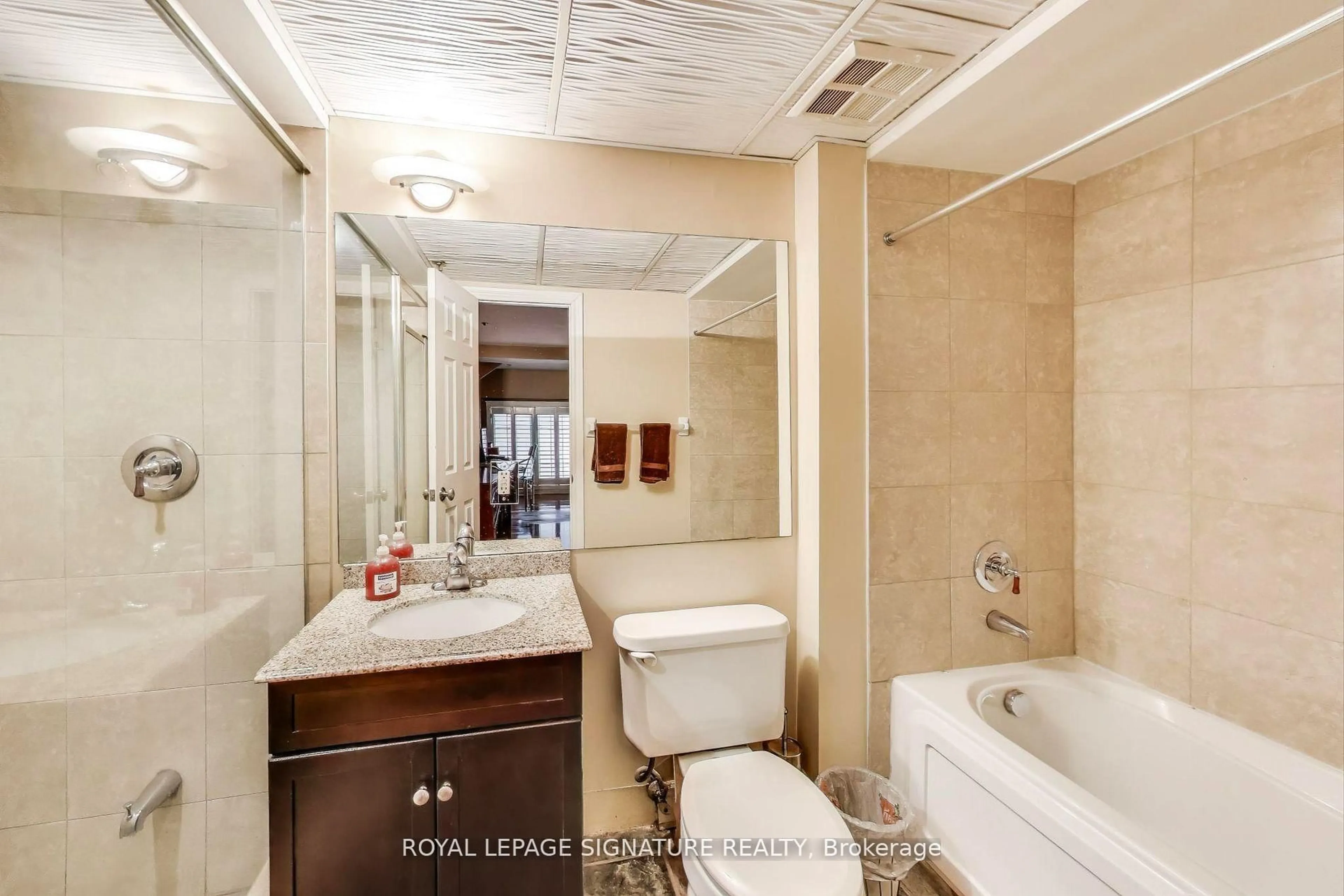 Standard bathroom, ceramic/tile floor for 72 St. Patrick St, Toronto Ontario M5T 1V1