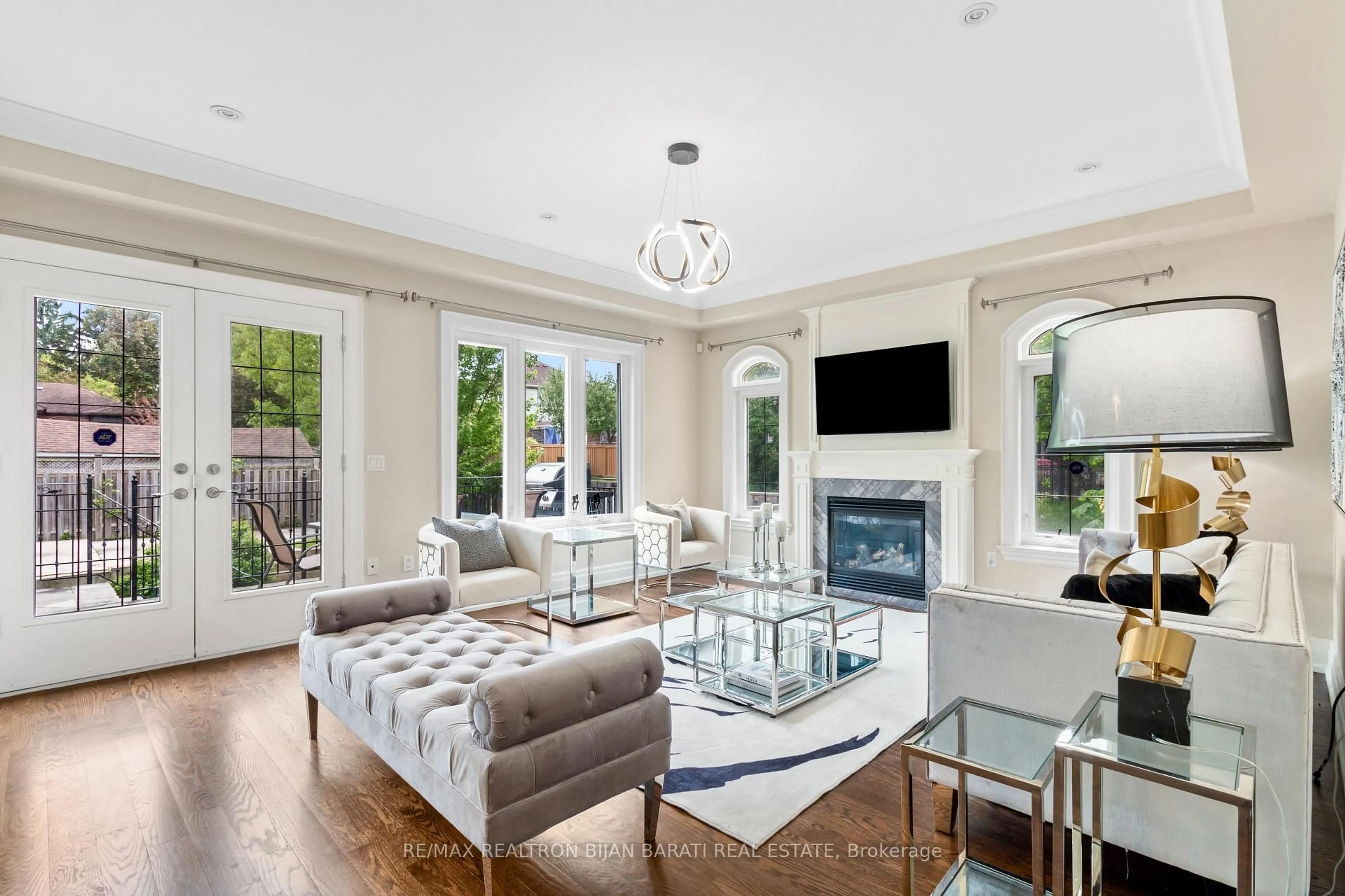 Living room with furniture, unknown for 221 Elmwood Ave, Toronto Ontario M2N 3M8