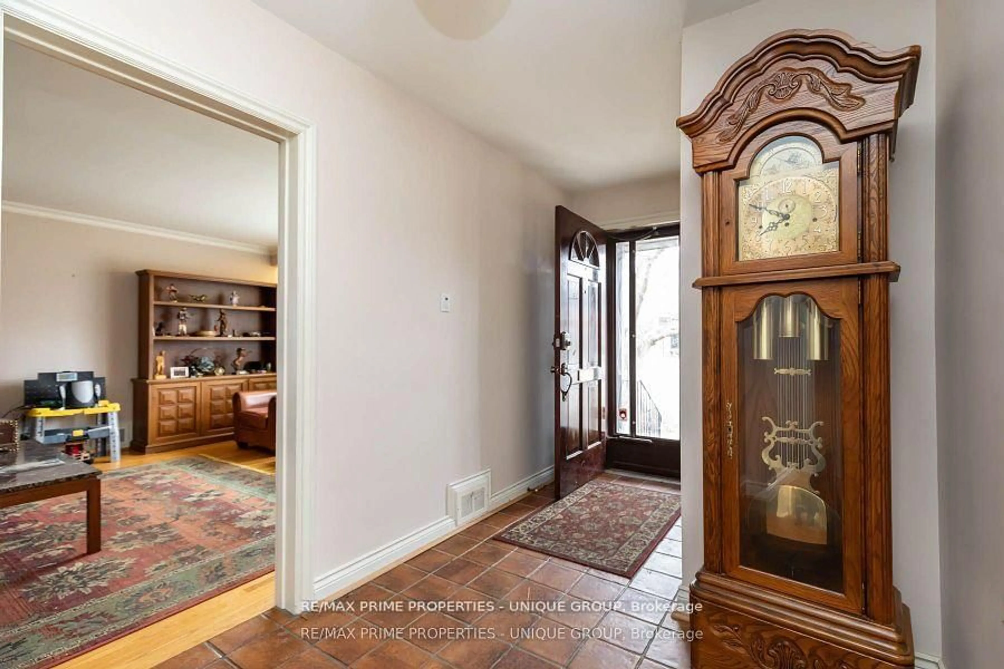 Indoor foyer for 173 Ridley Blvd, Toronto Ontario M5M 3M4