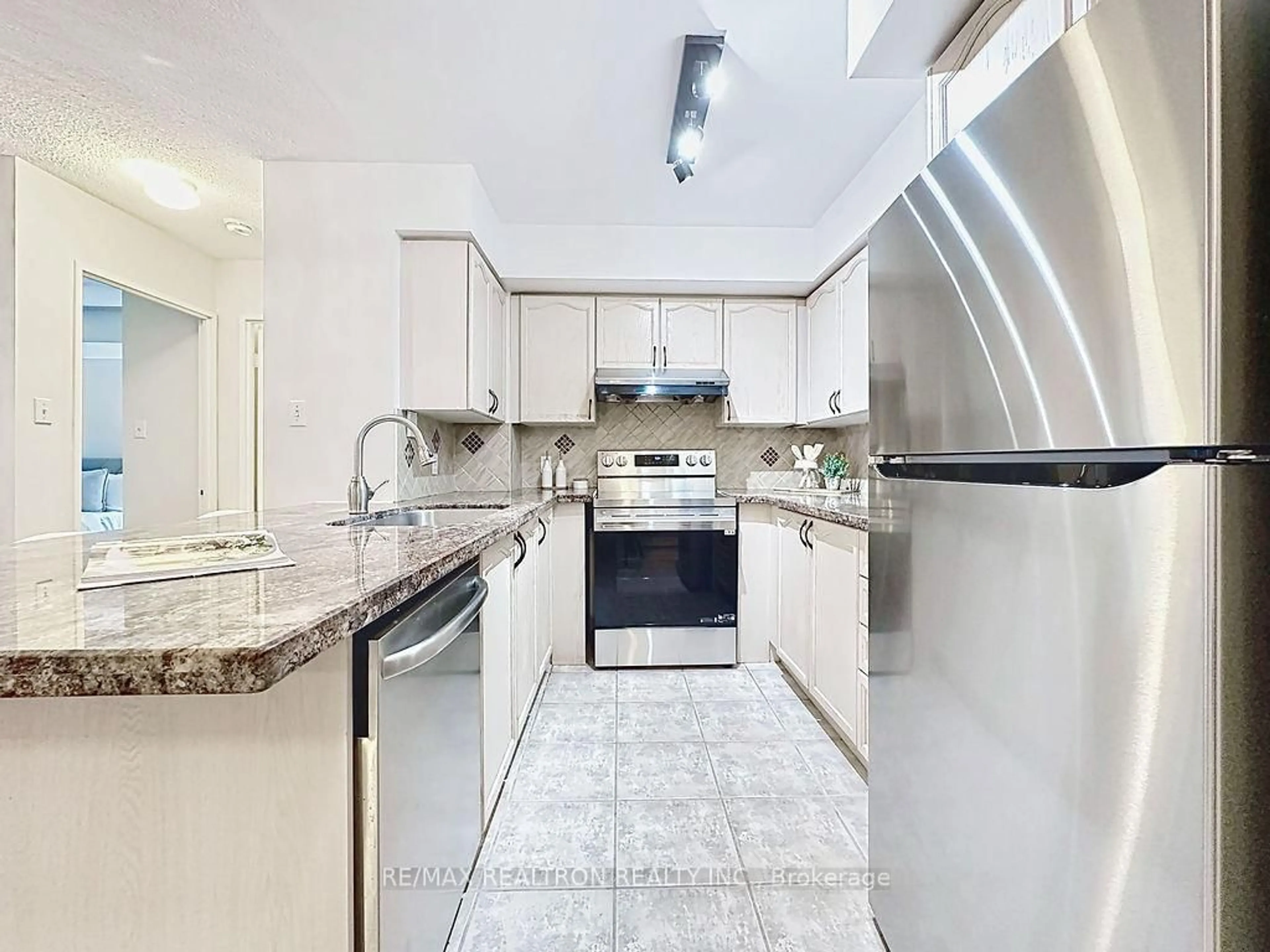 Standard kitchen, ceramic/tile floor for 260 Doris Ave #1109, Toronto Ontario M2N 6X9