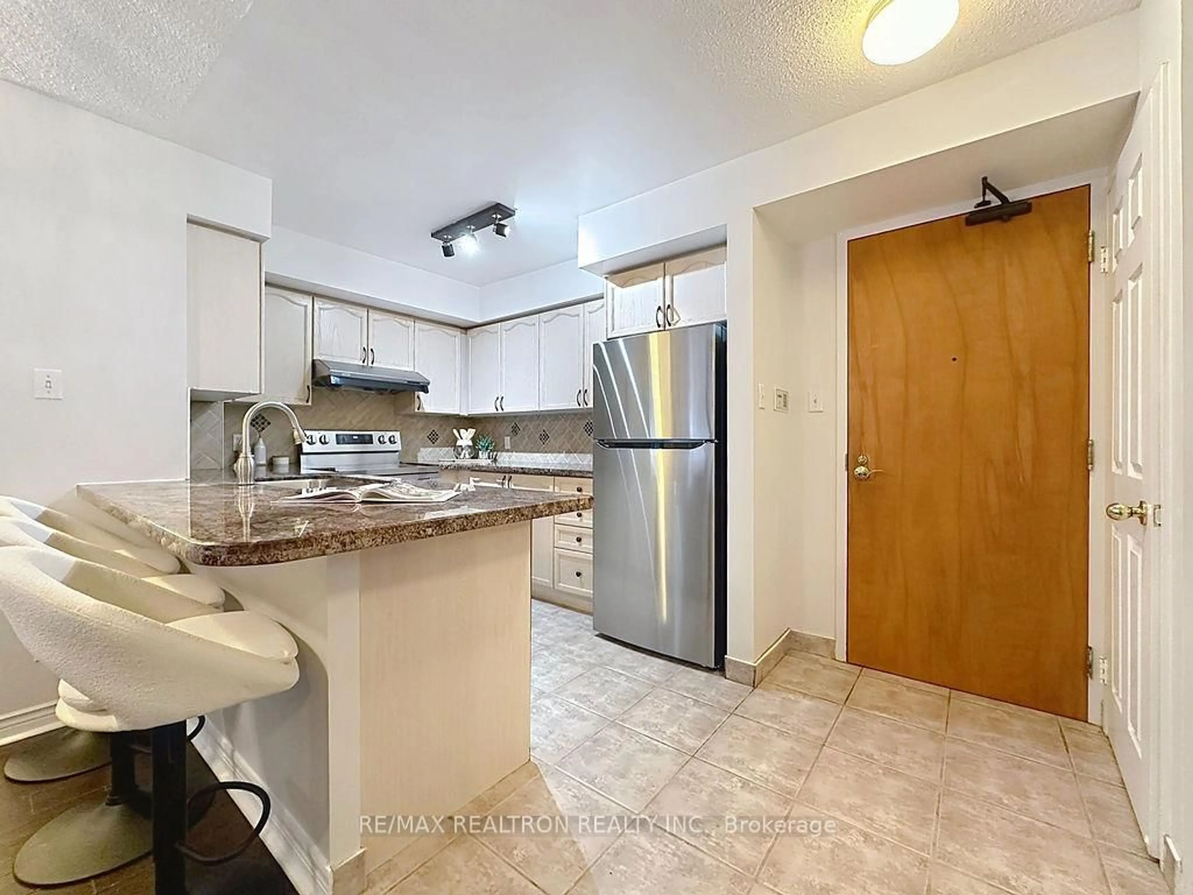 Standard kitchen, ceramic/tile floor for 260 Doris Ave #1109, Toronto Ontario M2N 6X9