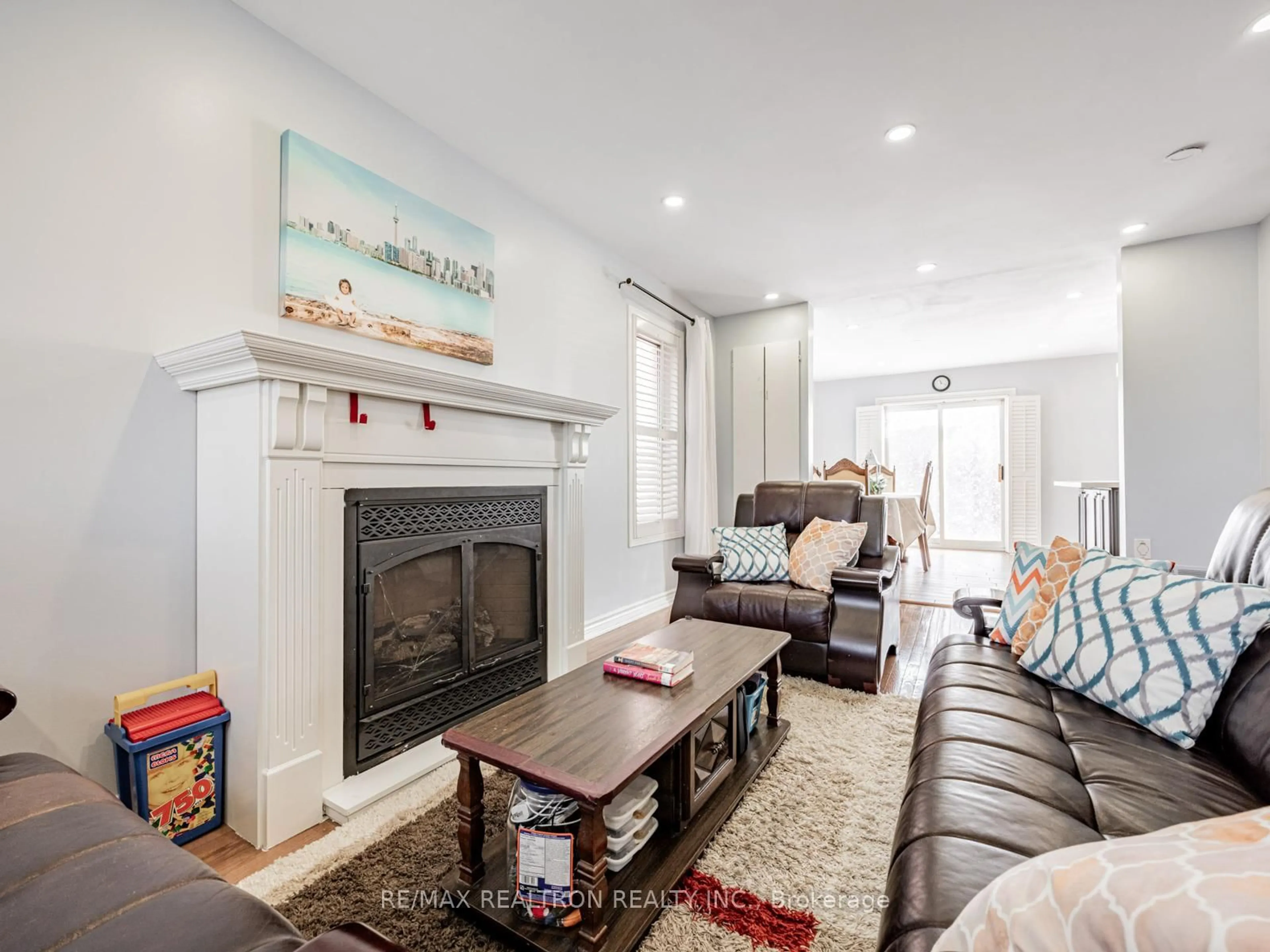 Living room with furniture, unknown for 15D Overlea Blvd, Toronto Ontario M4H 1R4