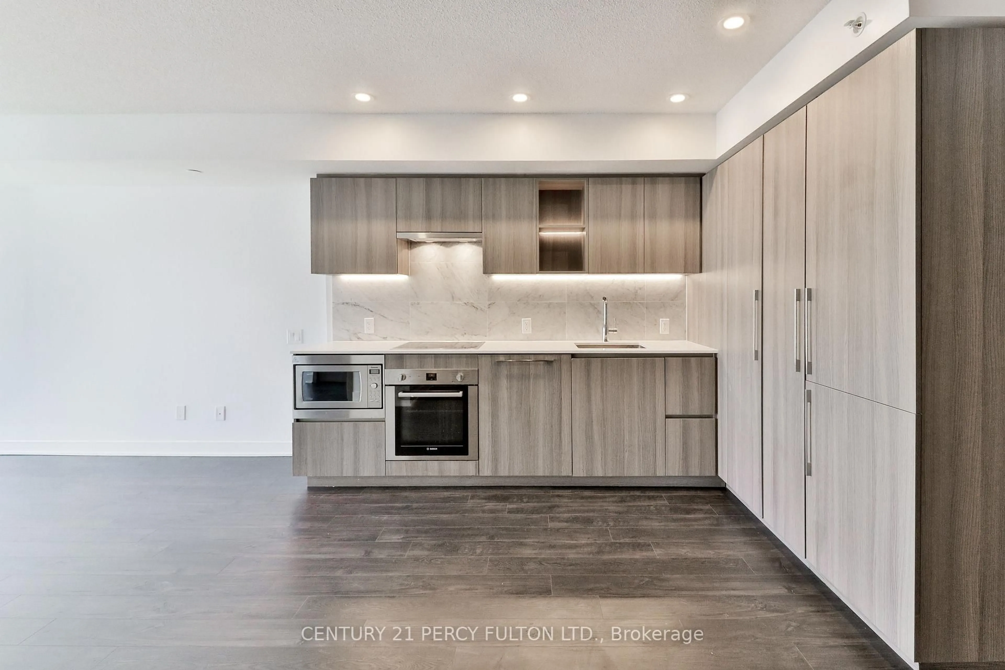 Open concept kitchen, wood/laminate floor for 19 Bathurst St #1107, Toronto Ontario M5V 0N2