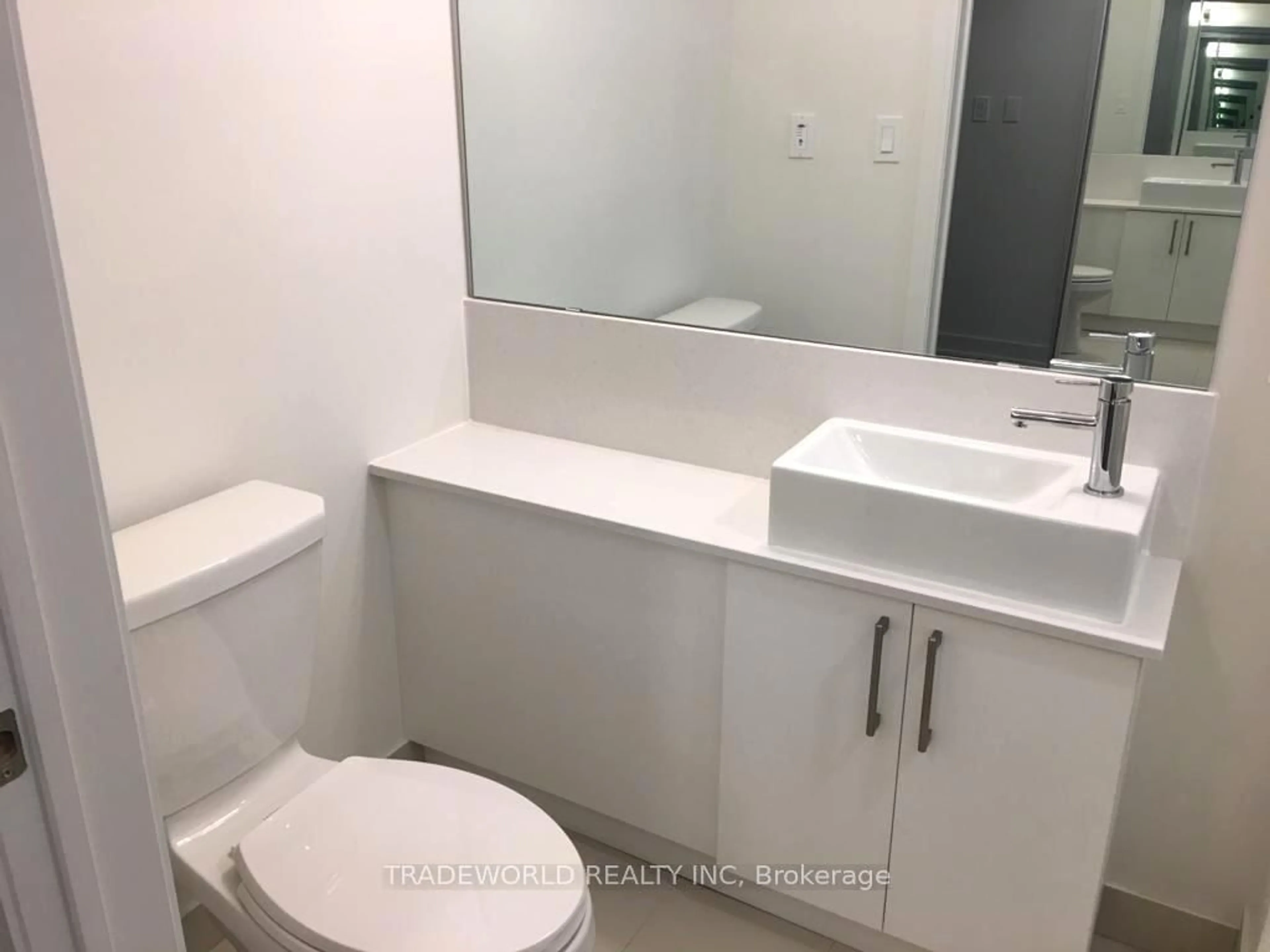 Standard bathroom, unknown for 576 Front St #401E, Toronto Ontario M5V 1C1