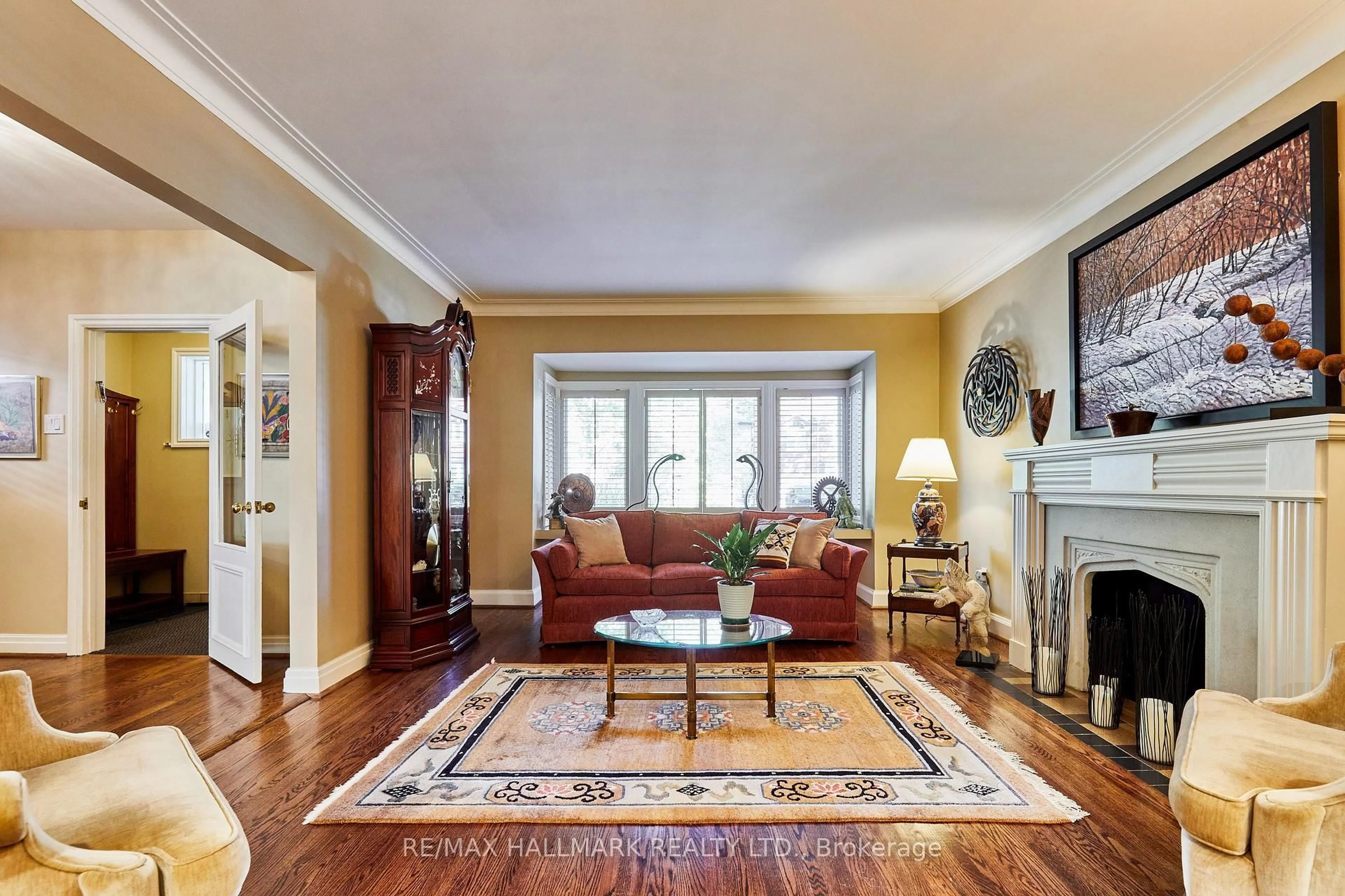 Living room with furniture, unknown for 106 Kimbark Blvd, Toronto Ontario M5N 2Y2