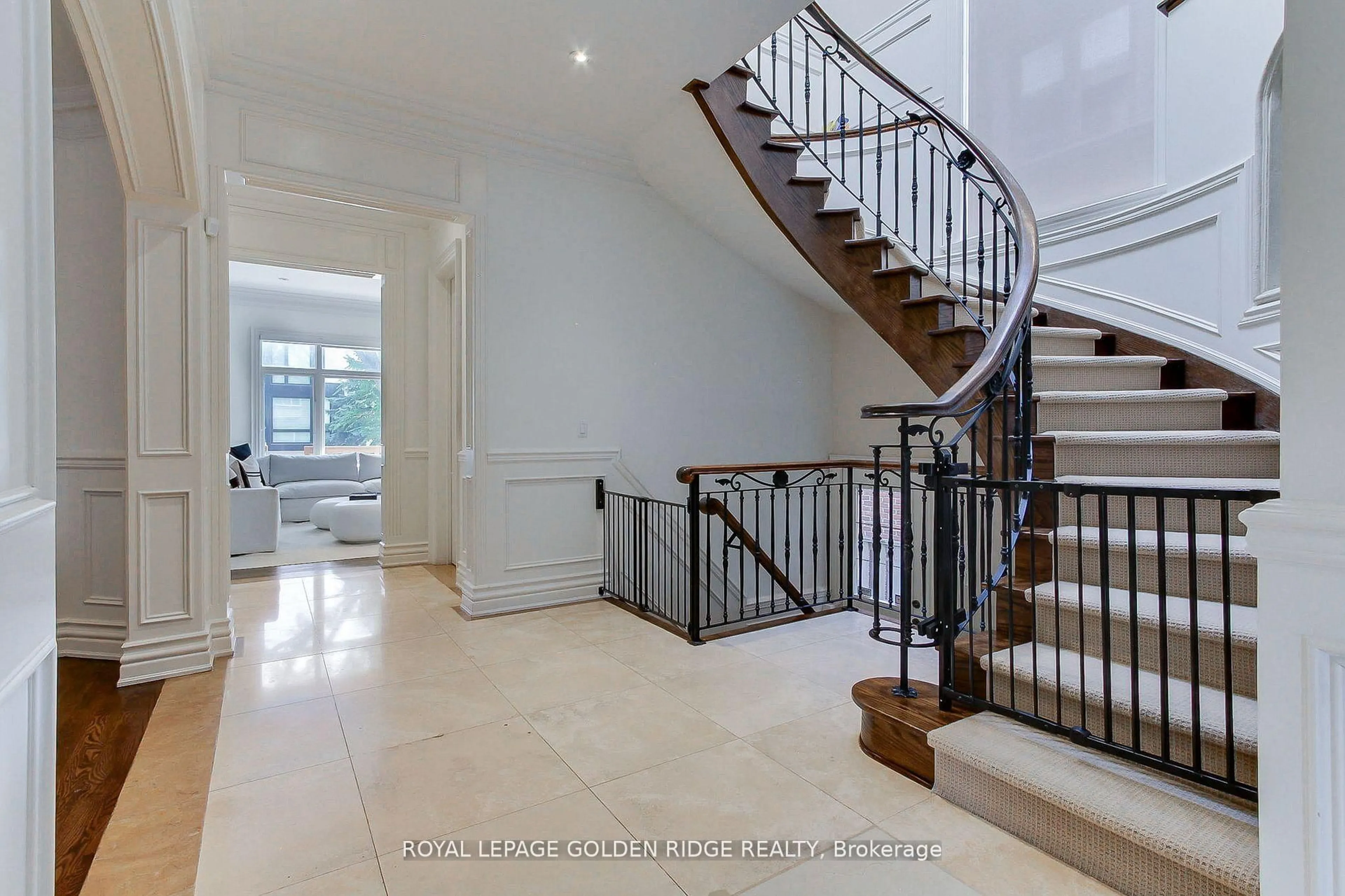 Indoor foyer for 99 Bannockburn Ave, Toronto Ontario M5M 2M9