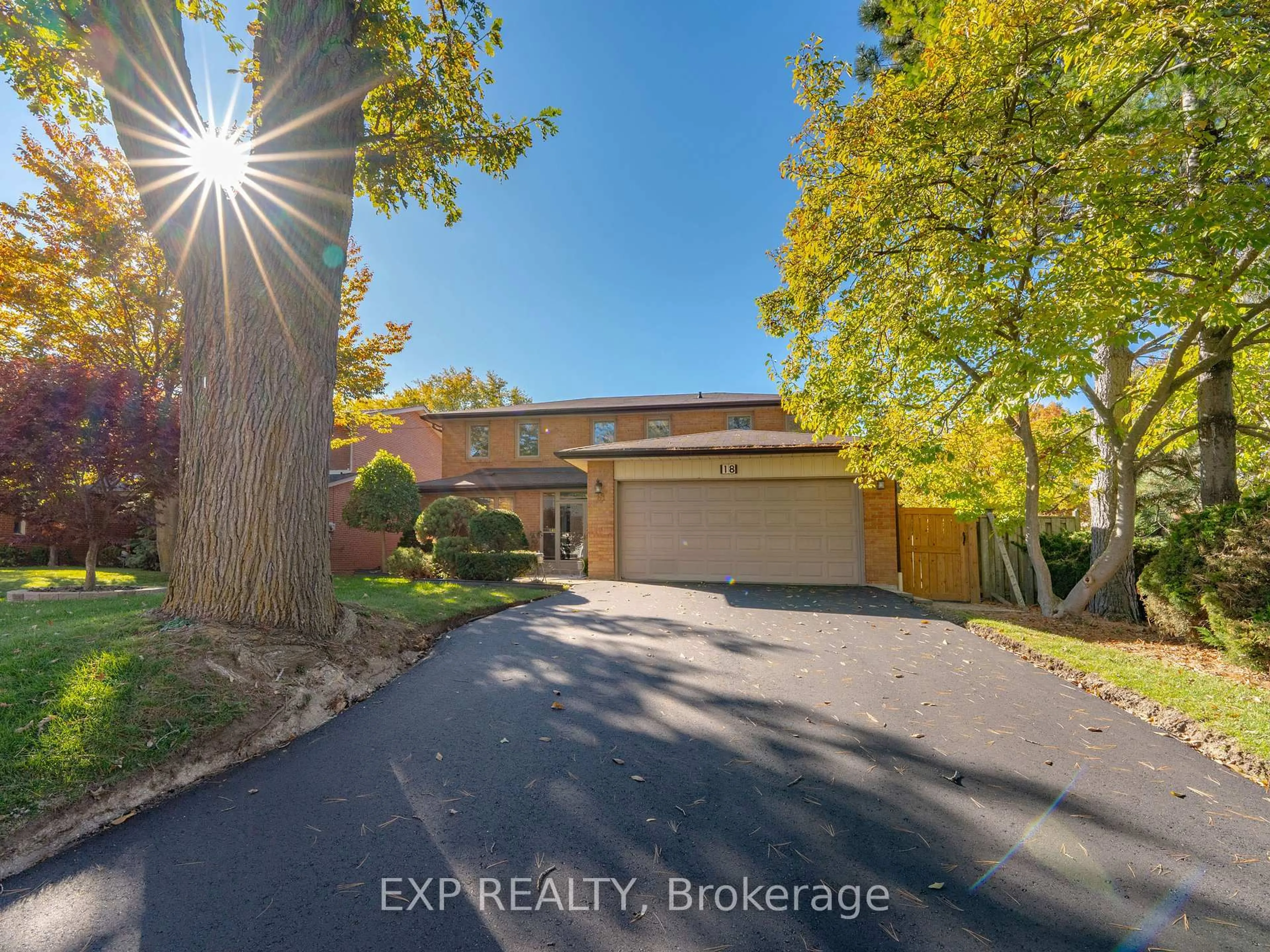 A pic from outside/outdoor area/front of a property/back of a property/a pic from drone, street for 18 Whitman St, Toronto Ontario M2M 3H8