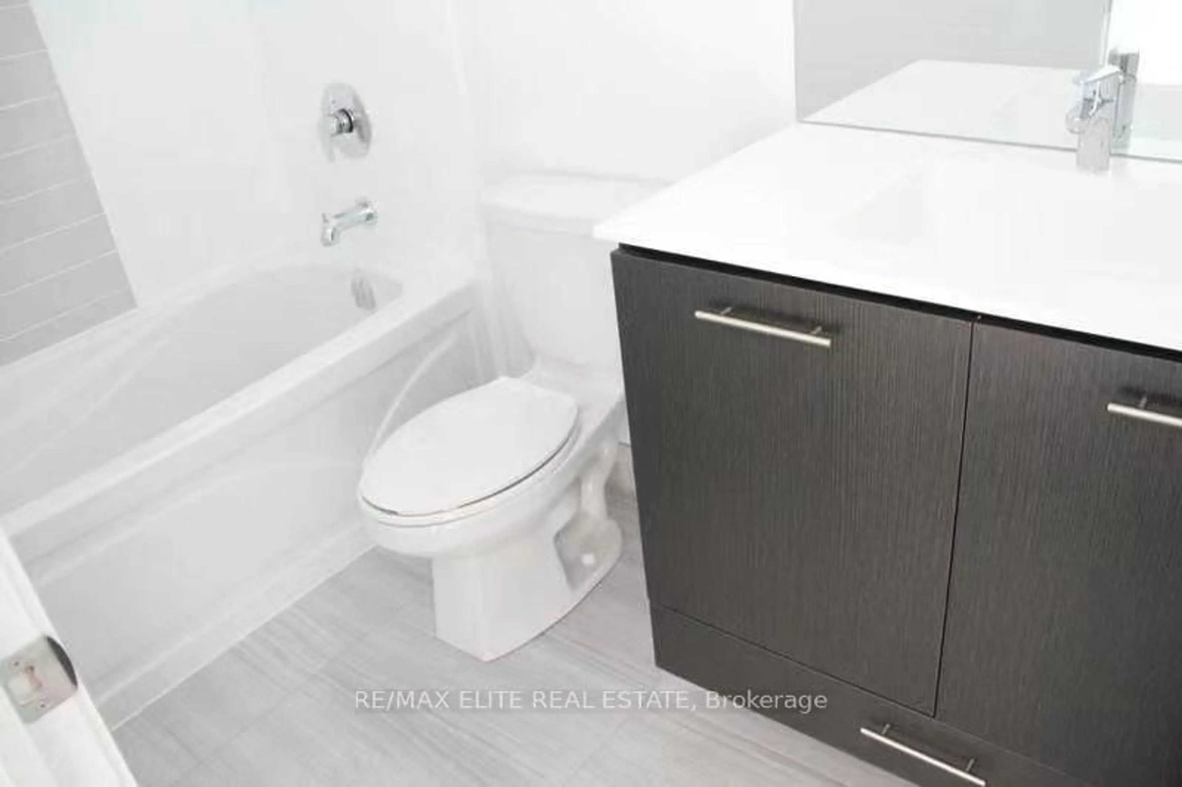 Standard bathroom, unknown for 435 Richmond St #805, Toronto Ontario M5V 1Y1