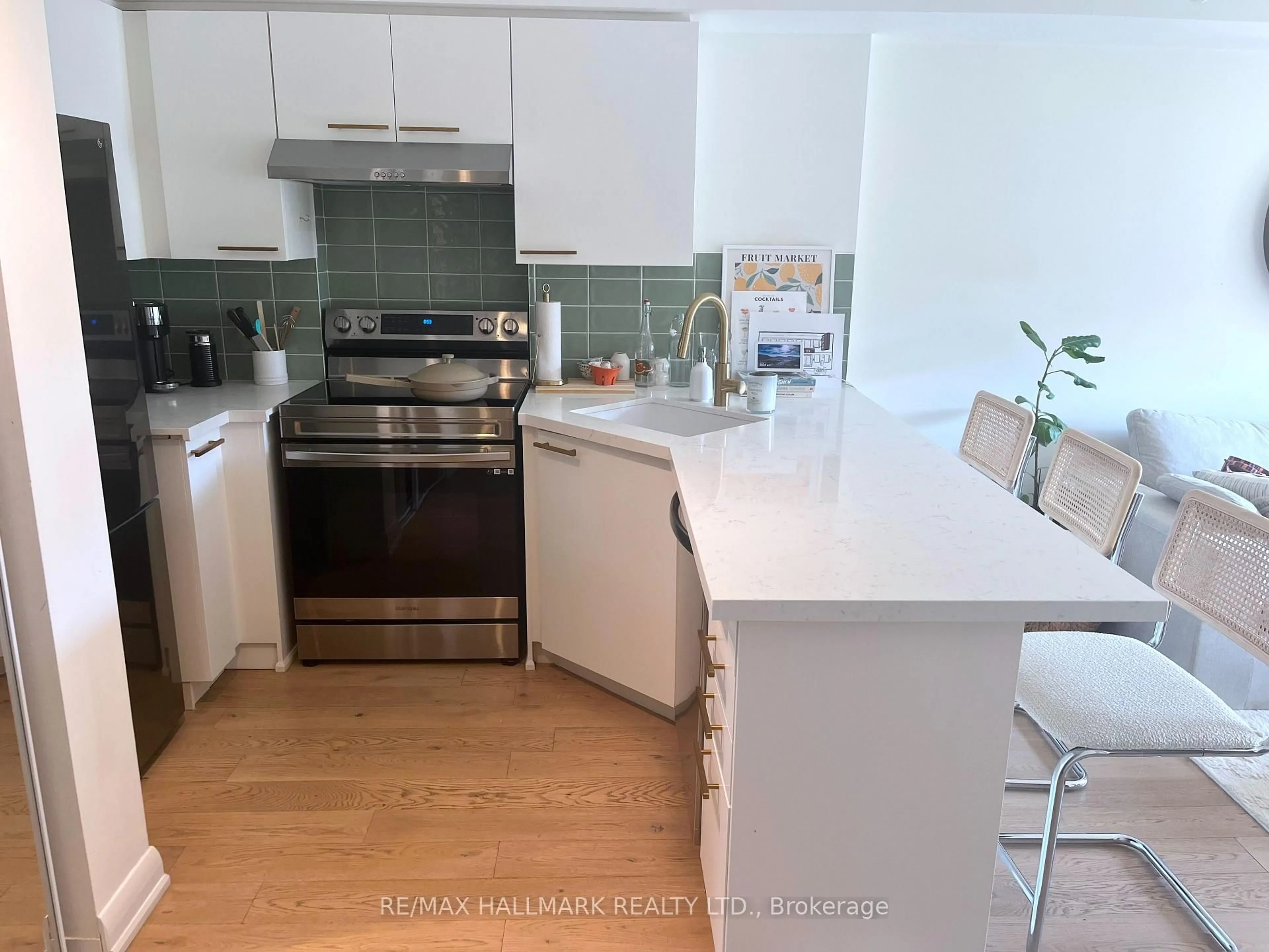 Open concept kitchen, ceramic/tile floor for 140 Bathurst St #408, Toronto Ontario M5V 3N8