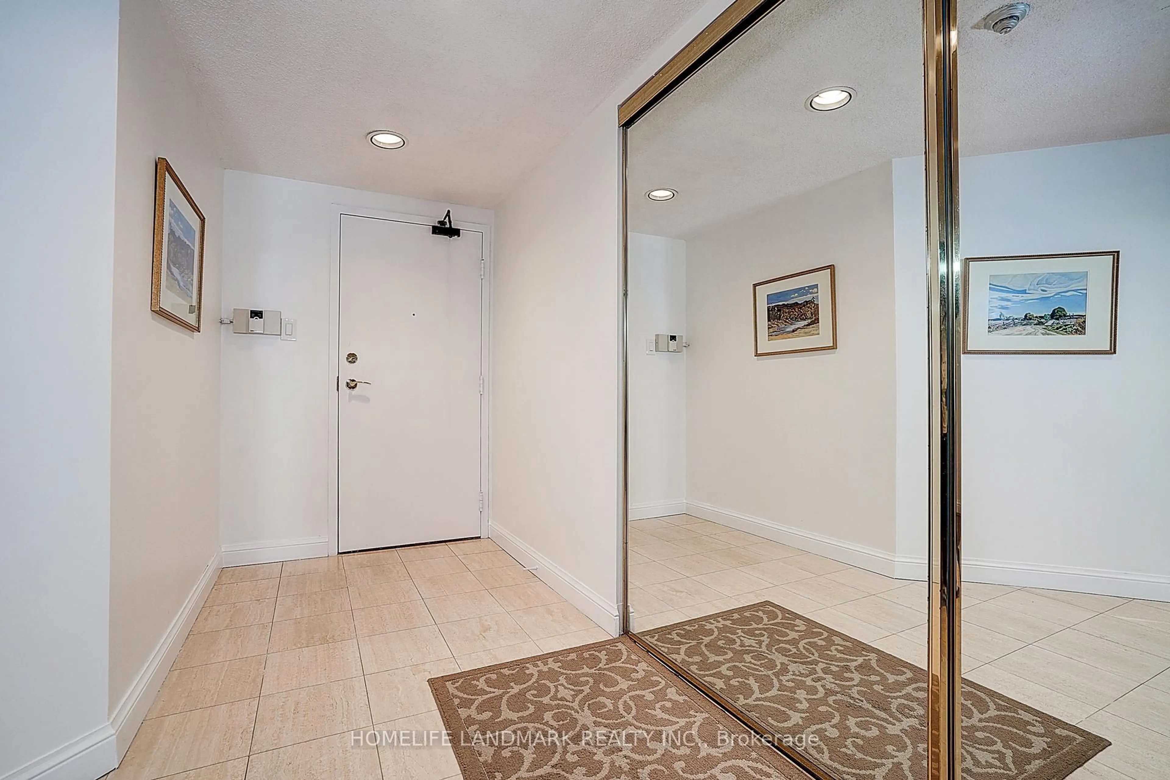 Indoor entryway for 130 Carlton St #503, Toronto Ontario M5A 4K3