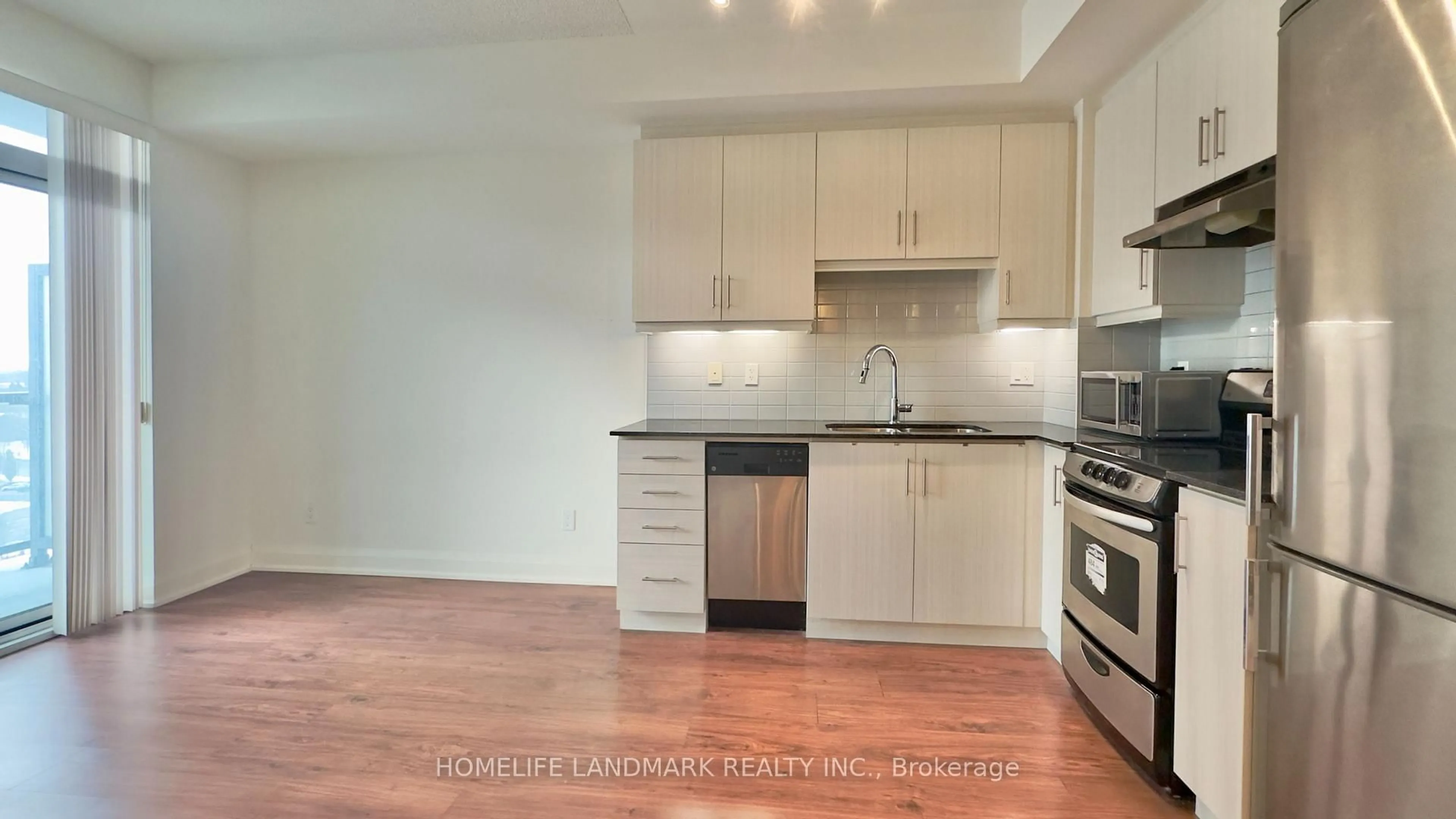 Standard kitchen, wood/laminate floor for 68 Canterbury Pl #903, Toronto Ontario M2N 0H8
