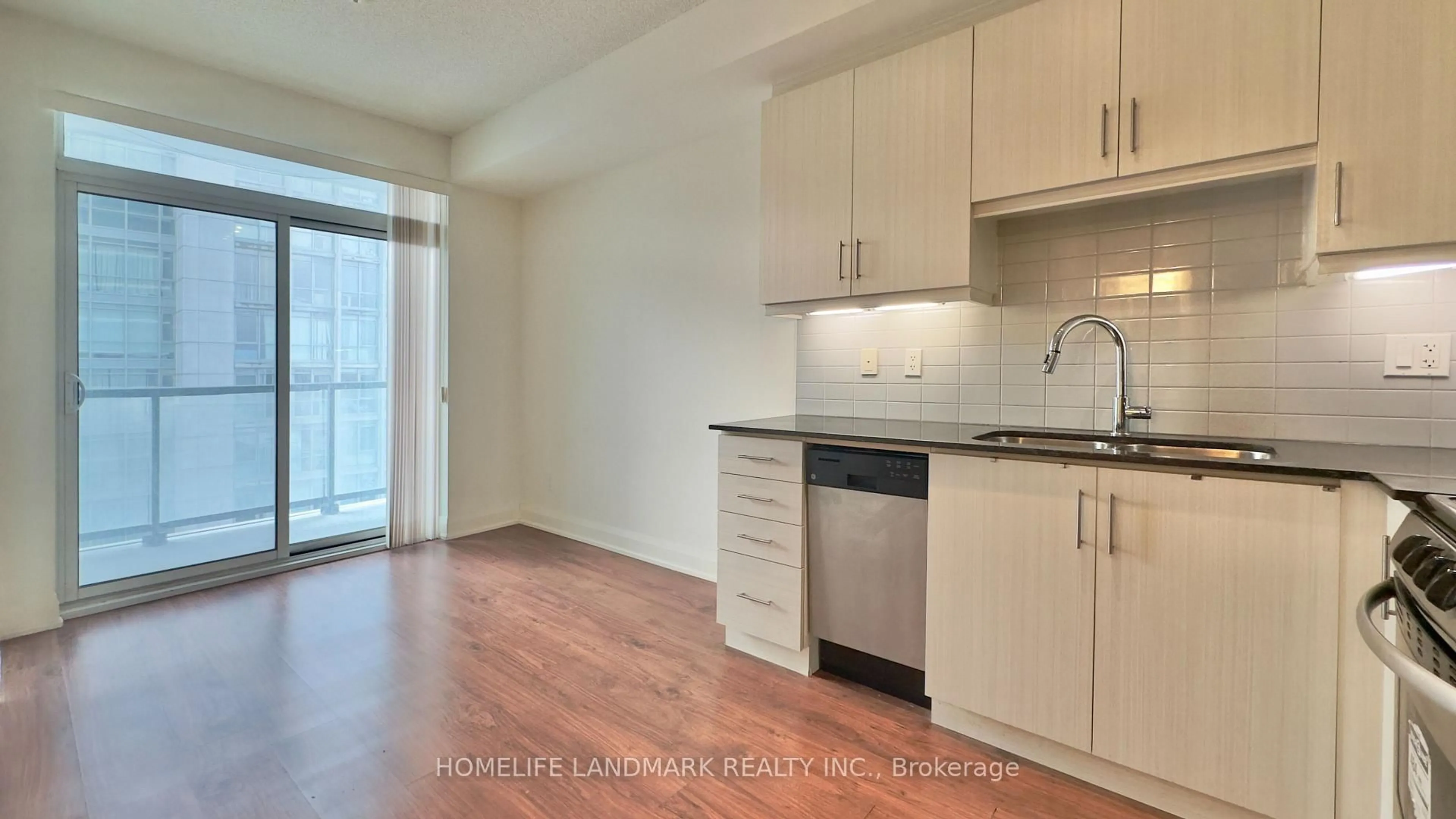 Standard kitchen, wood/laminate floor for 68 Canterbury Pl #903, Toronto Ontario M2N 0H8