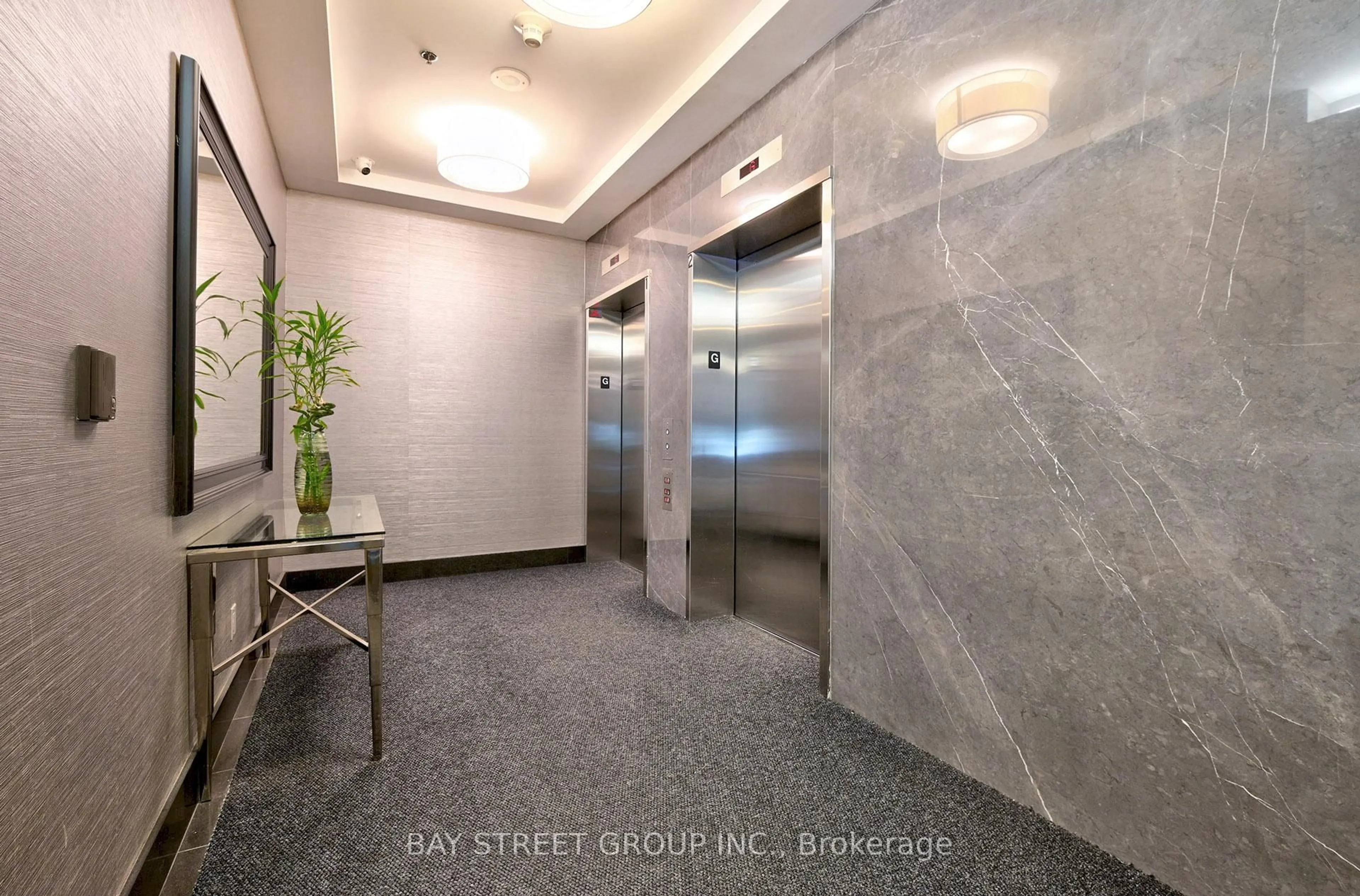Indoor foyer for 1 Avondale Ave #Uph3, Toronto Ontario M2N 7J1