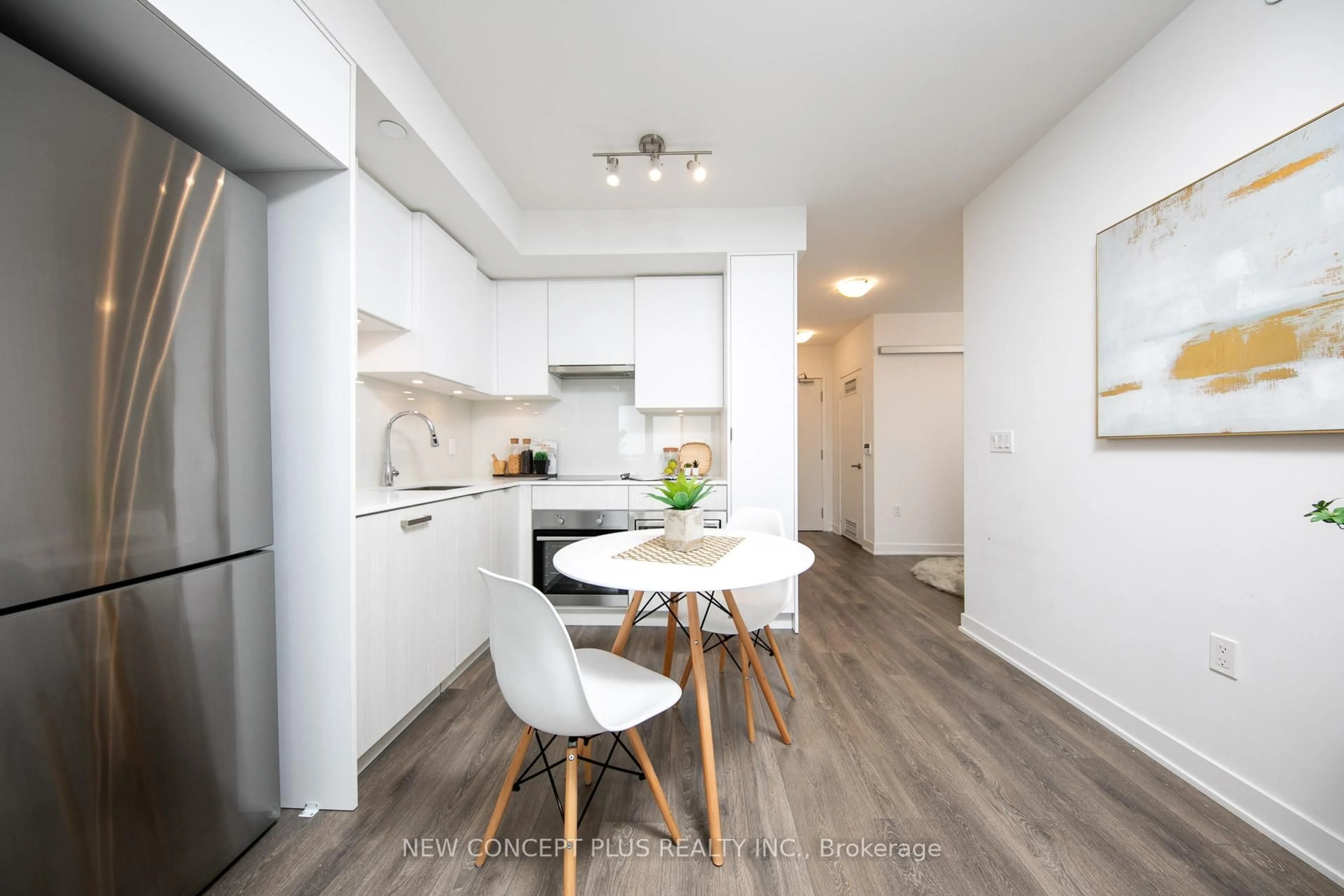 Standard kitchen, wood/laminate floor for 99 Broadway Ave #3302, Toronto Ontario M4P 0E3