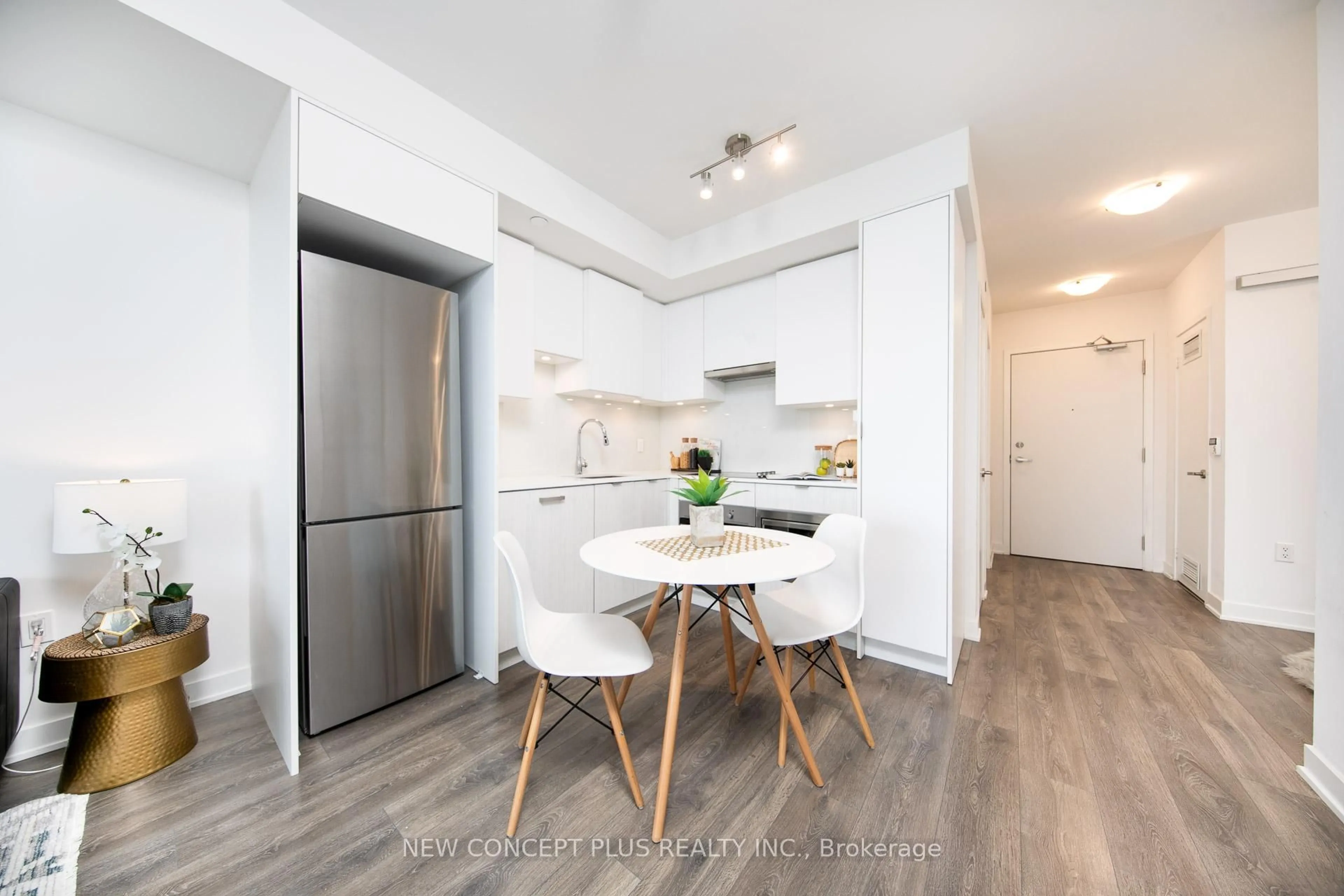Open concept kitchen, wood/laminate floor for 99 Broadway Ave #3302, Toronto Ontario M4P 0E3