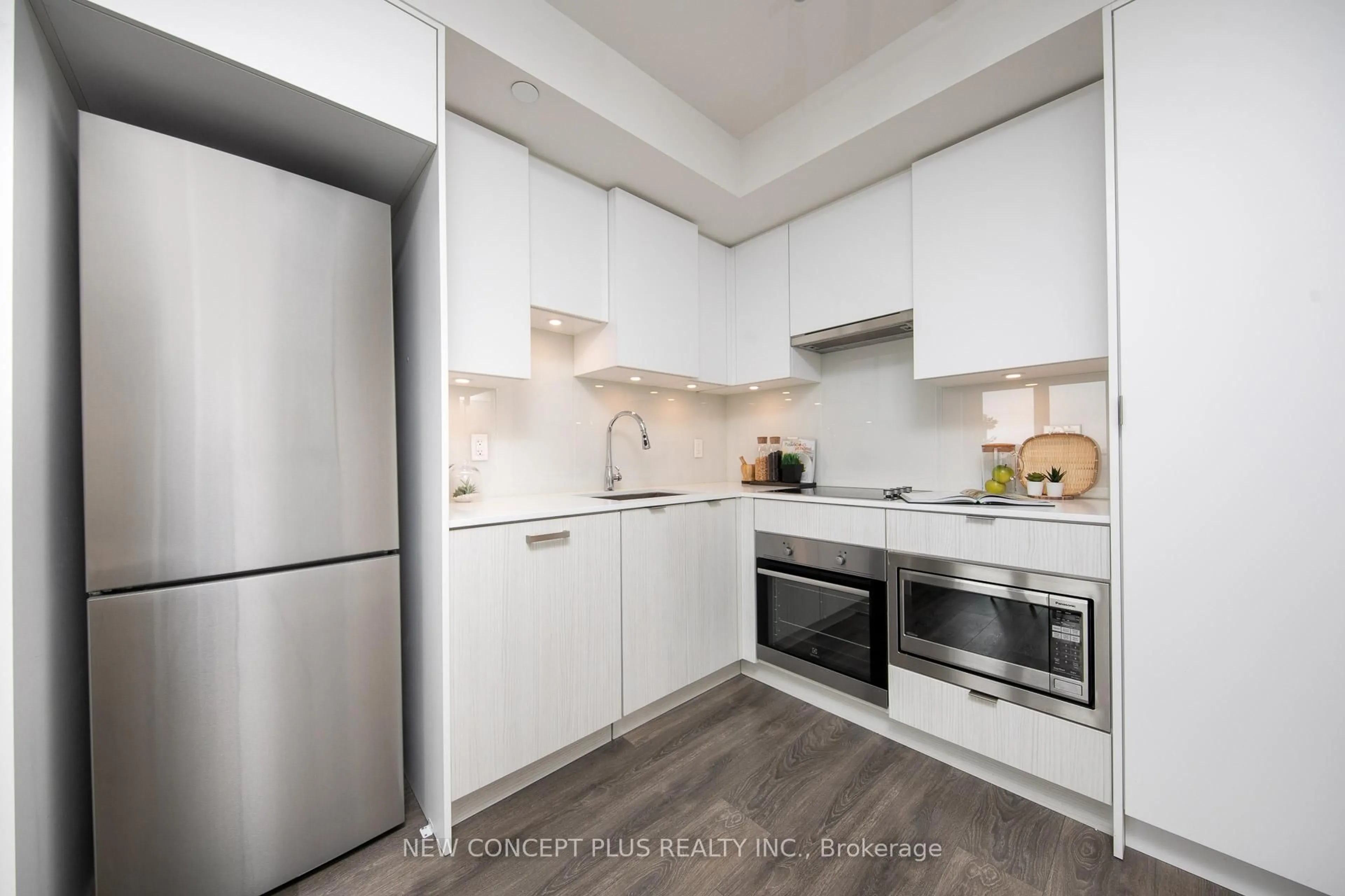 Standard kitchen, unknown for 99 Broadway Ave #3302, Toronto Ontario M4P 0E3