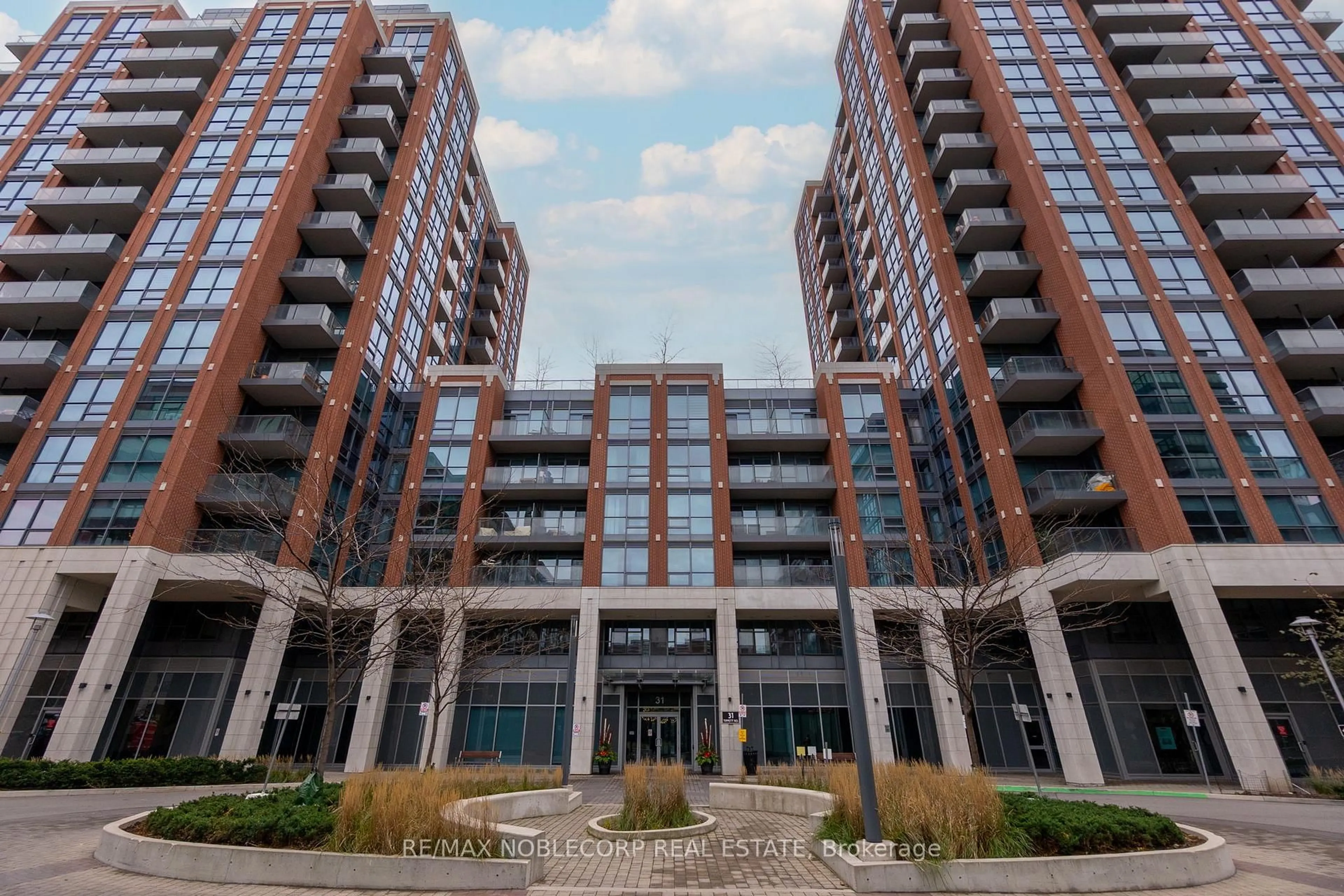Indoor foyer for 31 Tippett Rd #923, Toronto Ontario M3H 2V1