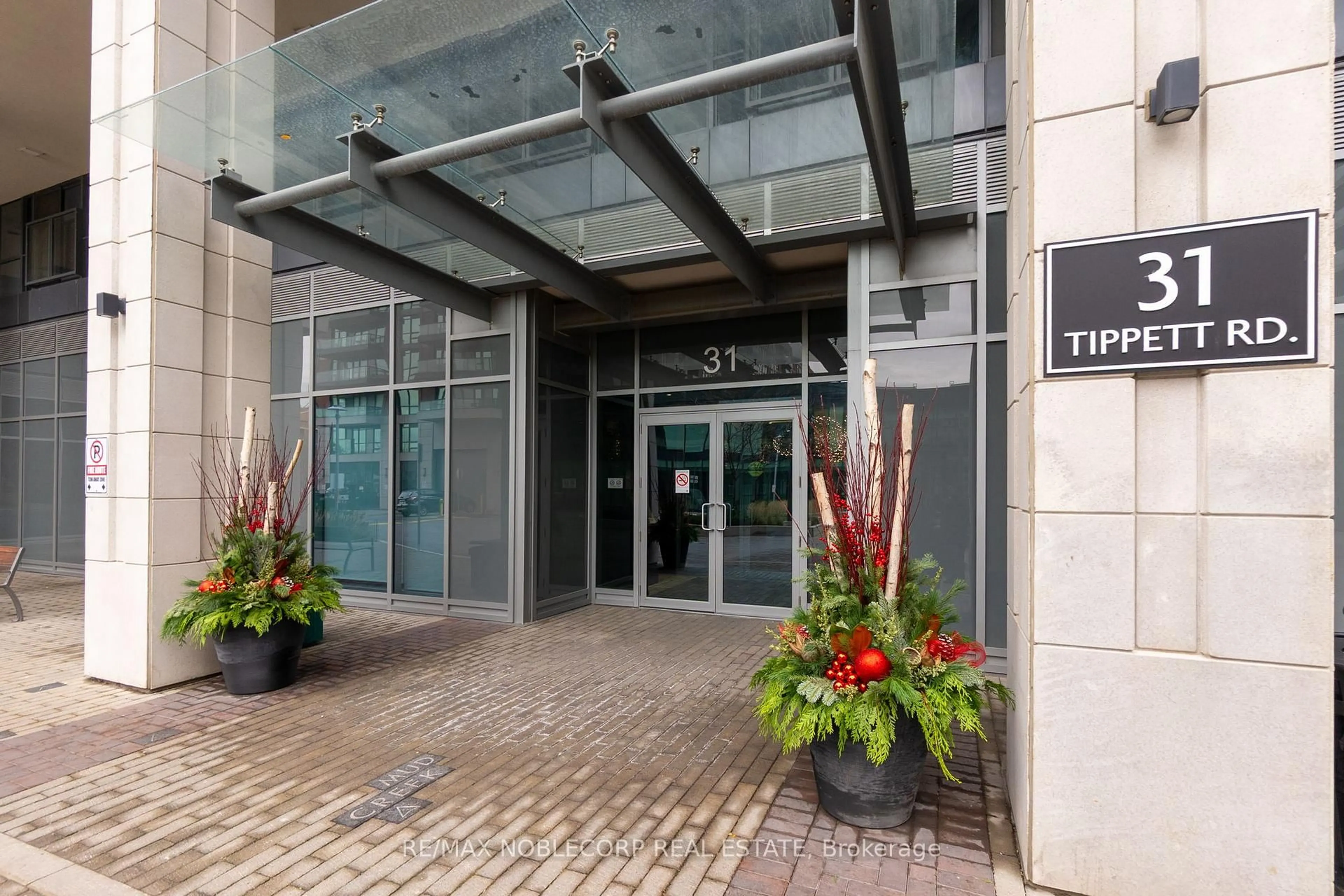 Indoor foyer for 31 Tippett Rd #923, Toronto Ontario M3H 2V1