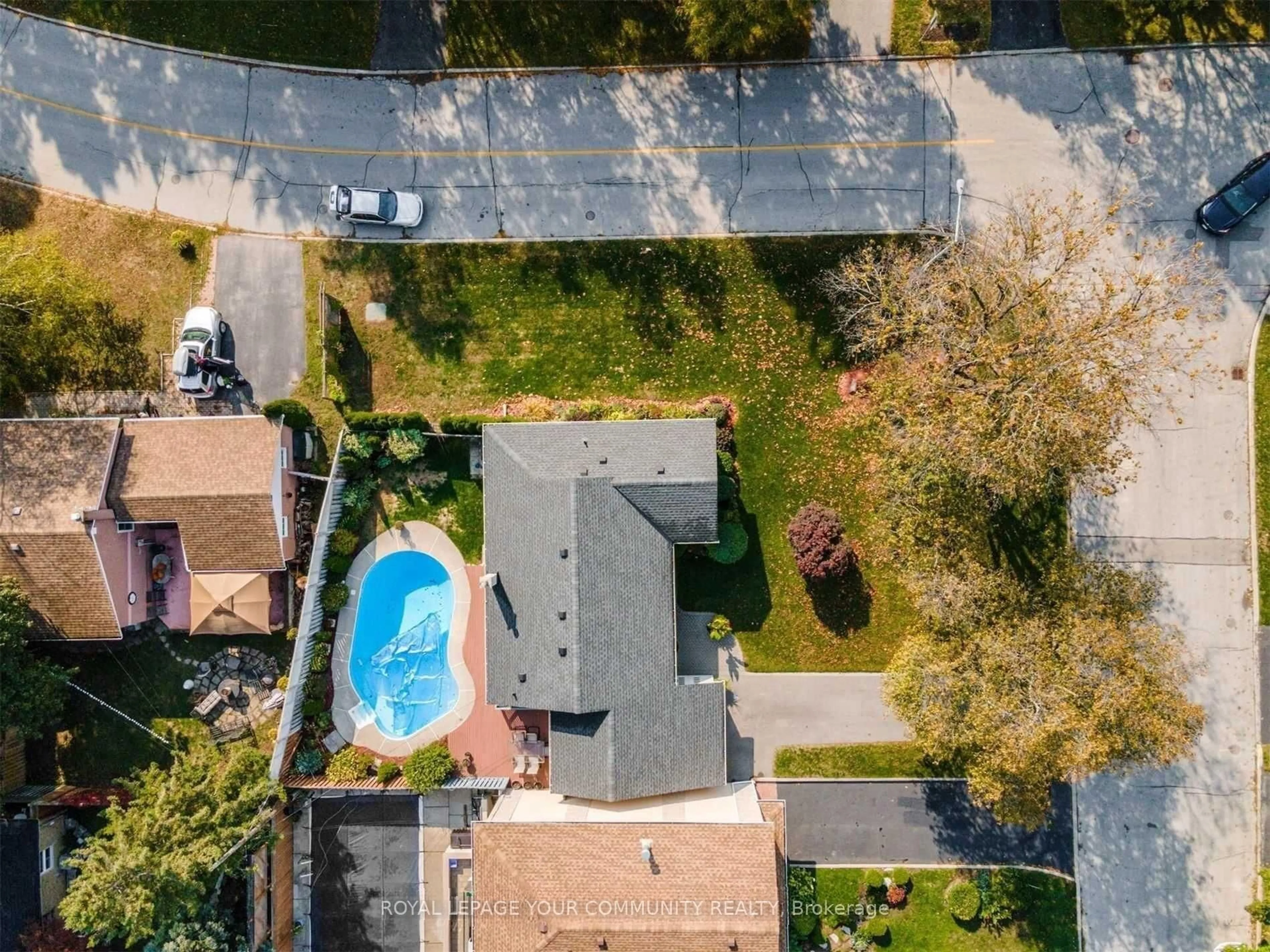 A pic from outside/outdoor area/front of a property/back of a property/a pic from drone, street for 1 Yewfield Cres, Toronto Ontario M3B 2Y4