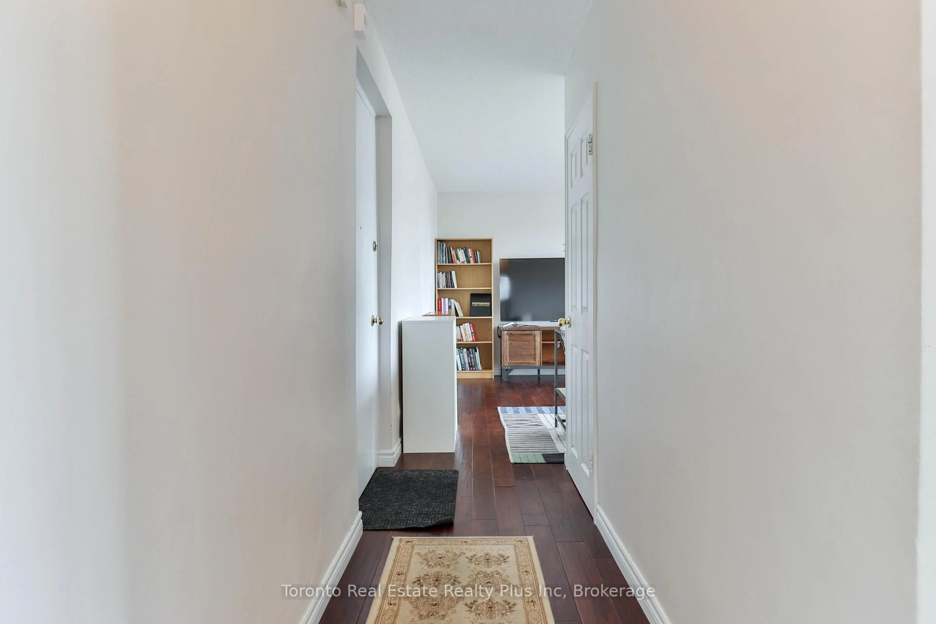 Indoor entryway for 55 Neptune Dr #303, Toronto Ontario M6A 1X2