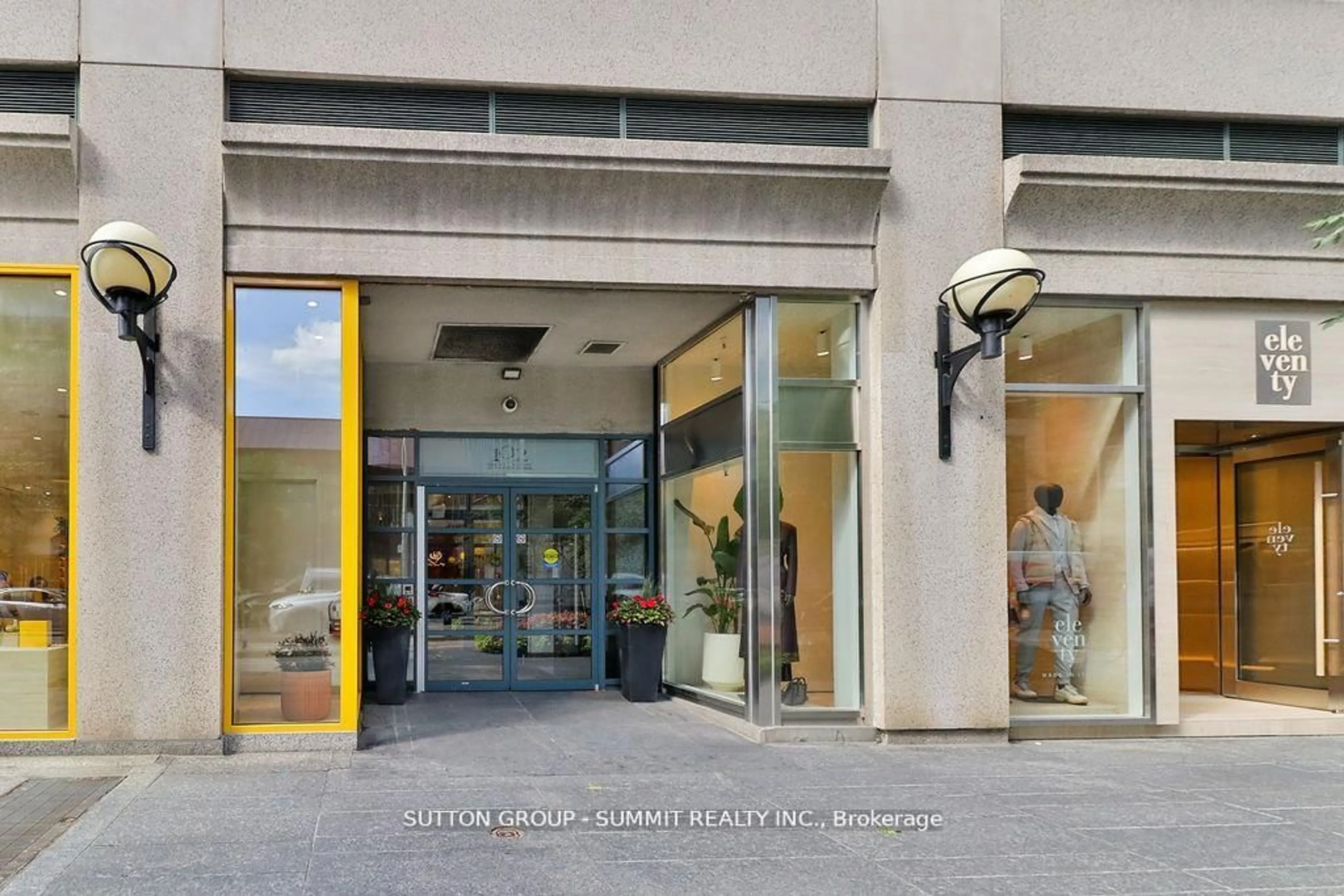 Indoor foyer for 102 Bloor St #Ph07, Toronto Ontario M5S 1M8