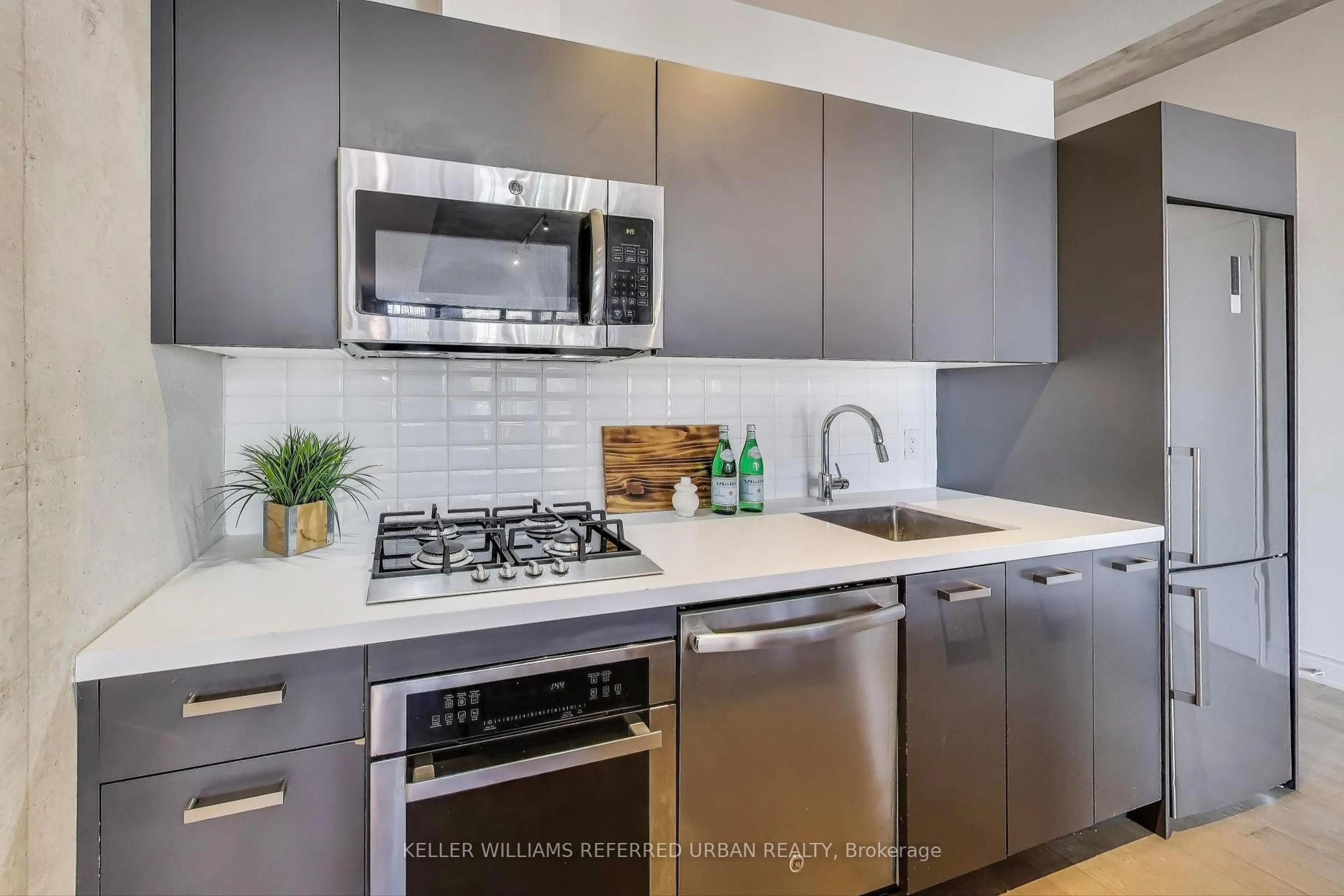 Standard kitchen, unknown for 608 Richmond St #616, Toronto Ontario M5V 0N9