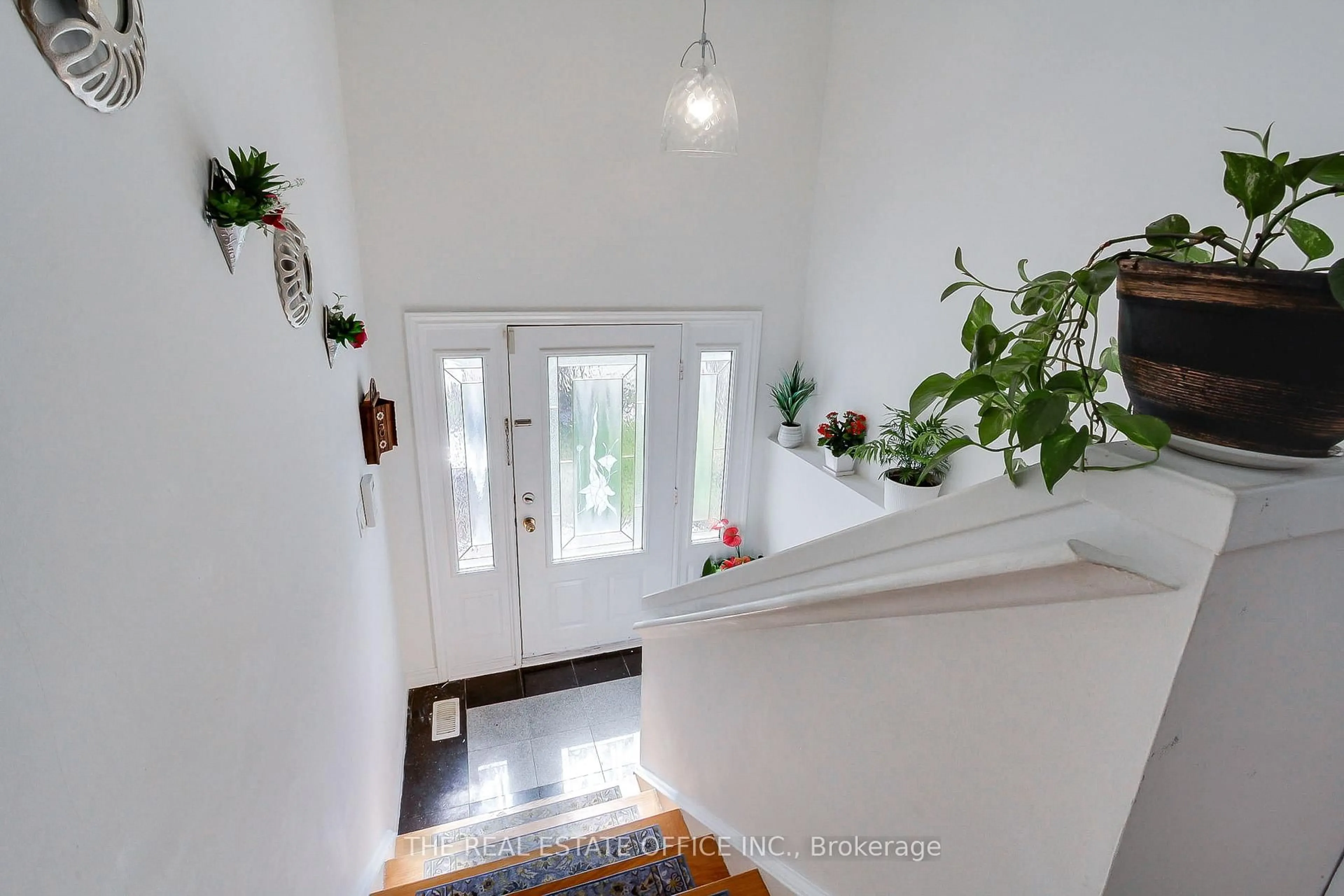 Indoor entryway for 20 Yucatan Rd, Toronto Ontario M2H 2K8