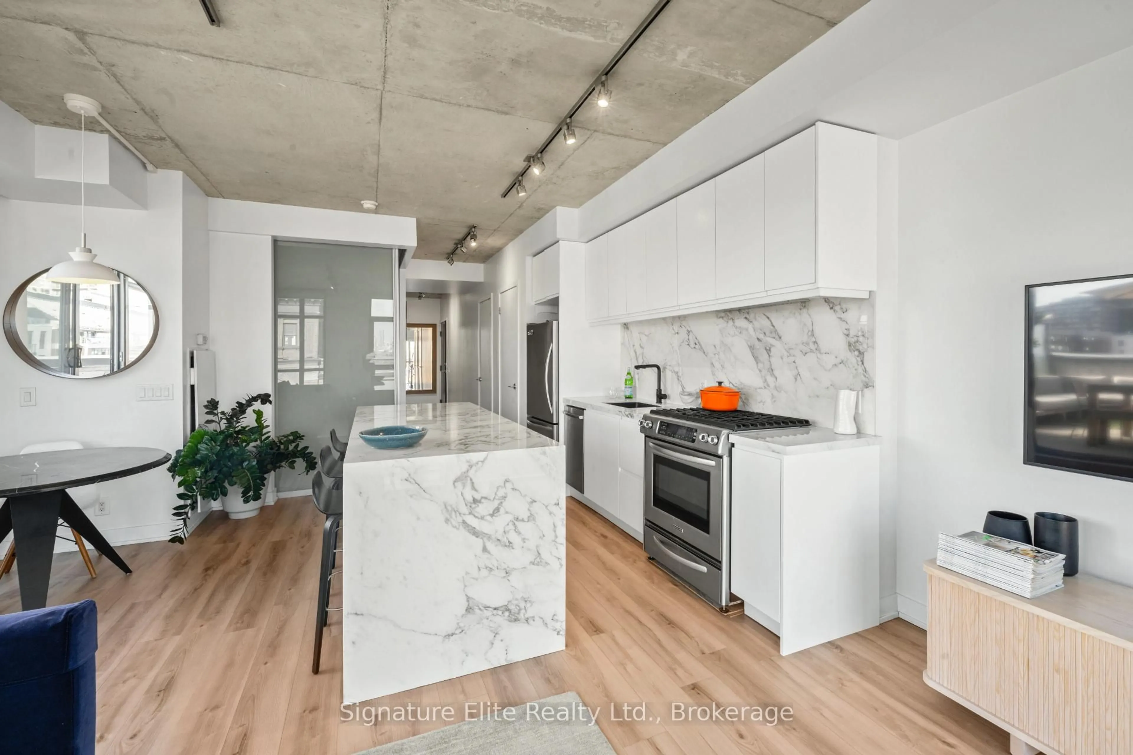 Open concept kitchen, unknown for 2 Gladstone Ave #606, Toronto Ontario M6J 0B2