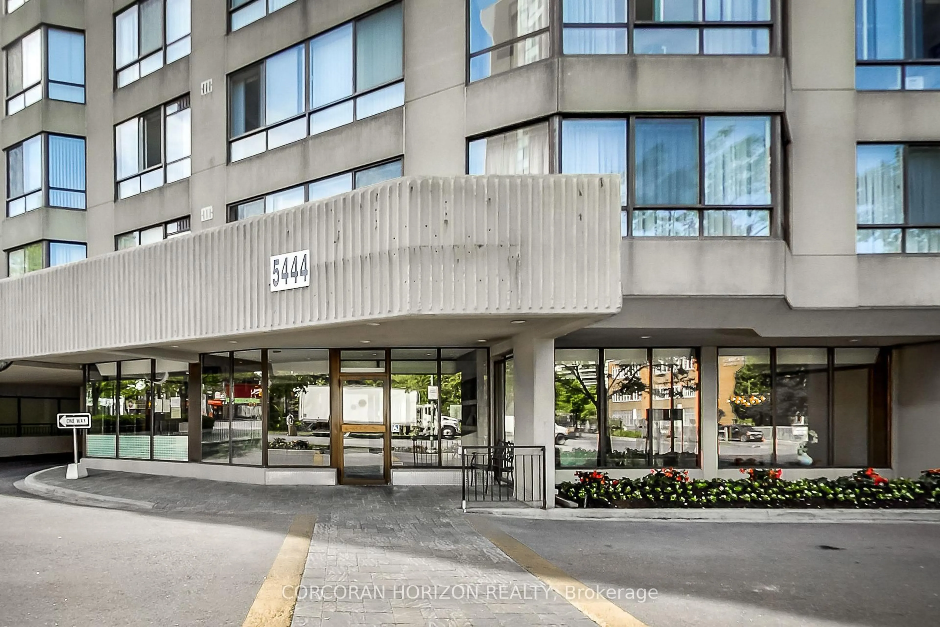 Indoor foyer for 5444 Yonge St #1001, Toronto Ontario M2N 6J4