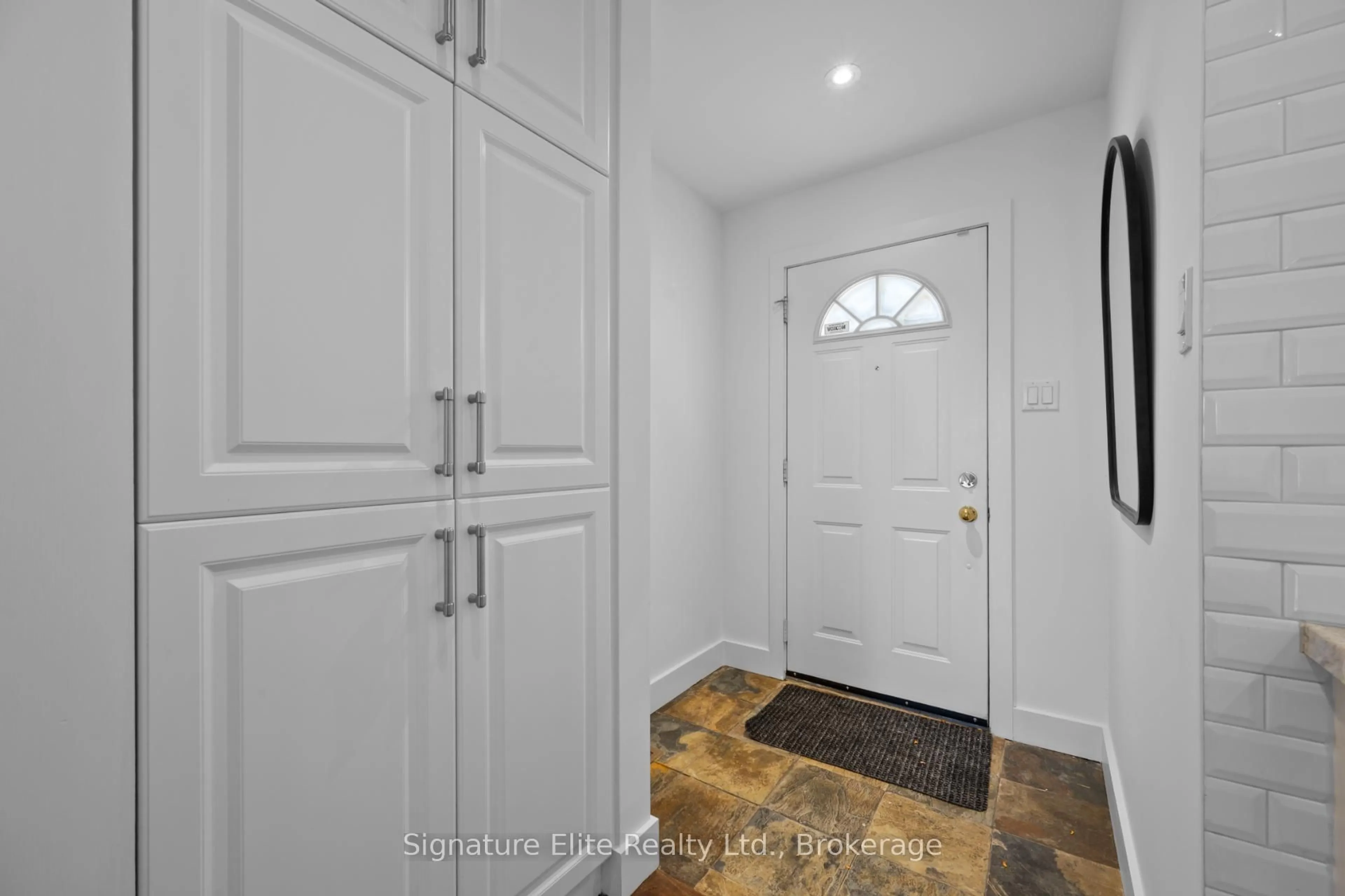 Indoor entryway for 51 Halton St #123, Toronto Ontario M6J 1R5