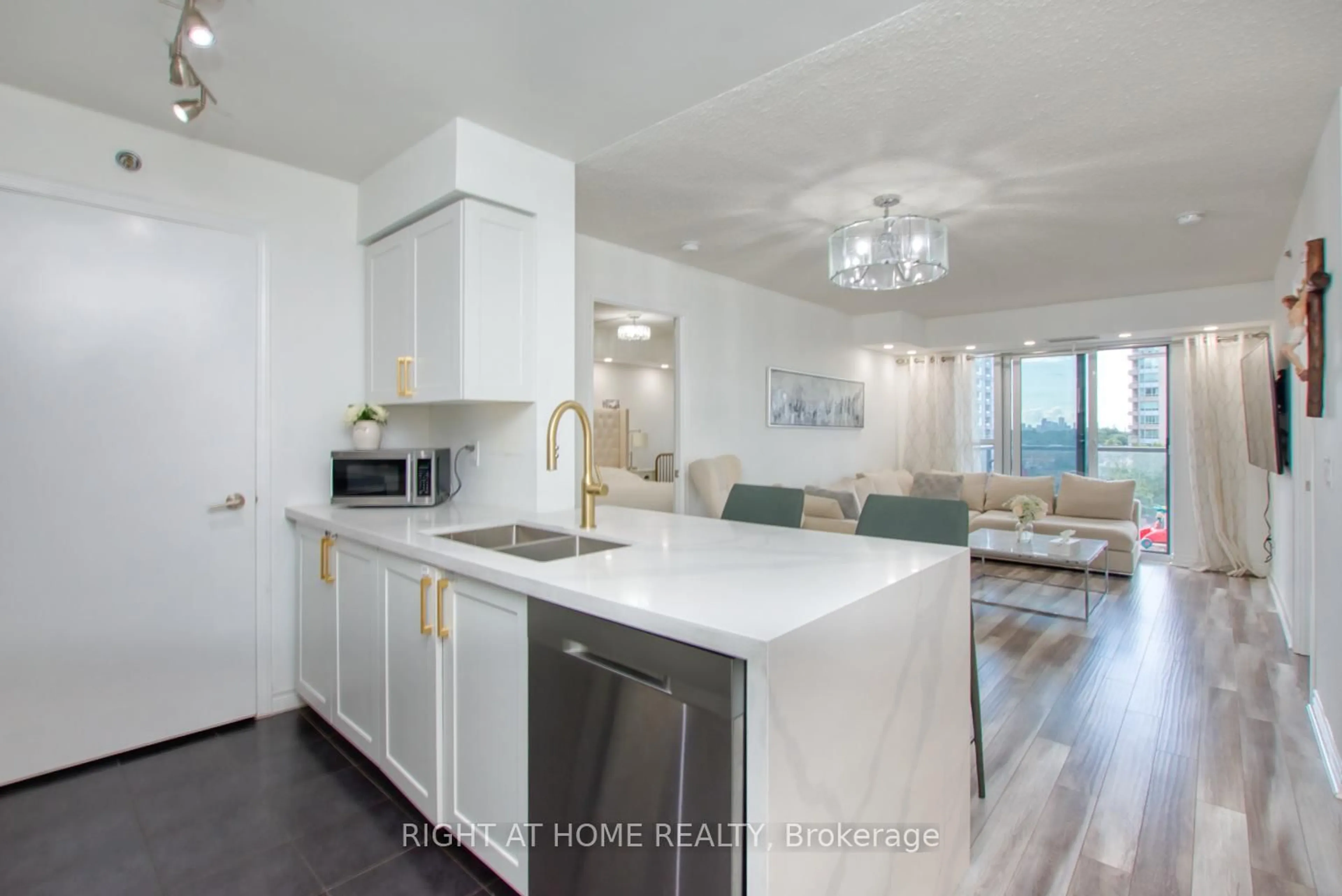 Open concept kitchen, unknown for 35 Saranac Blvd #827, Toronto Ontario M6A 2G4