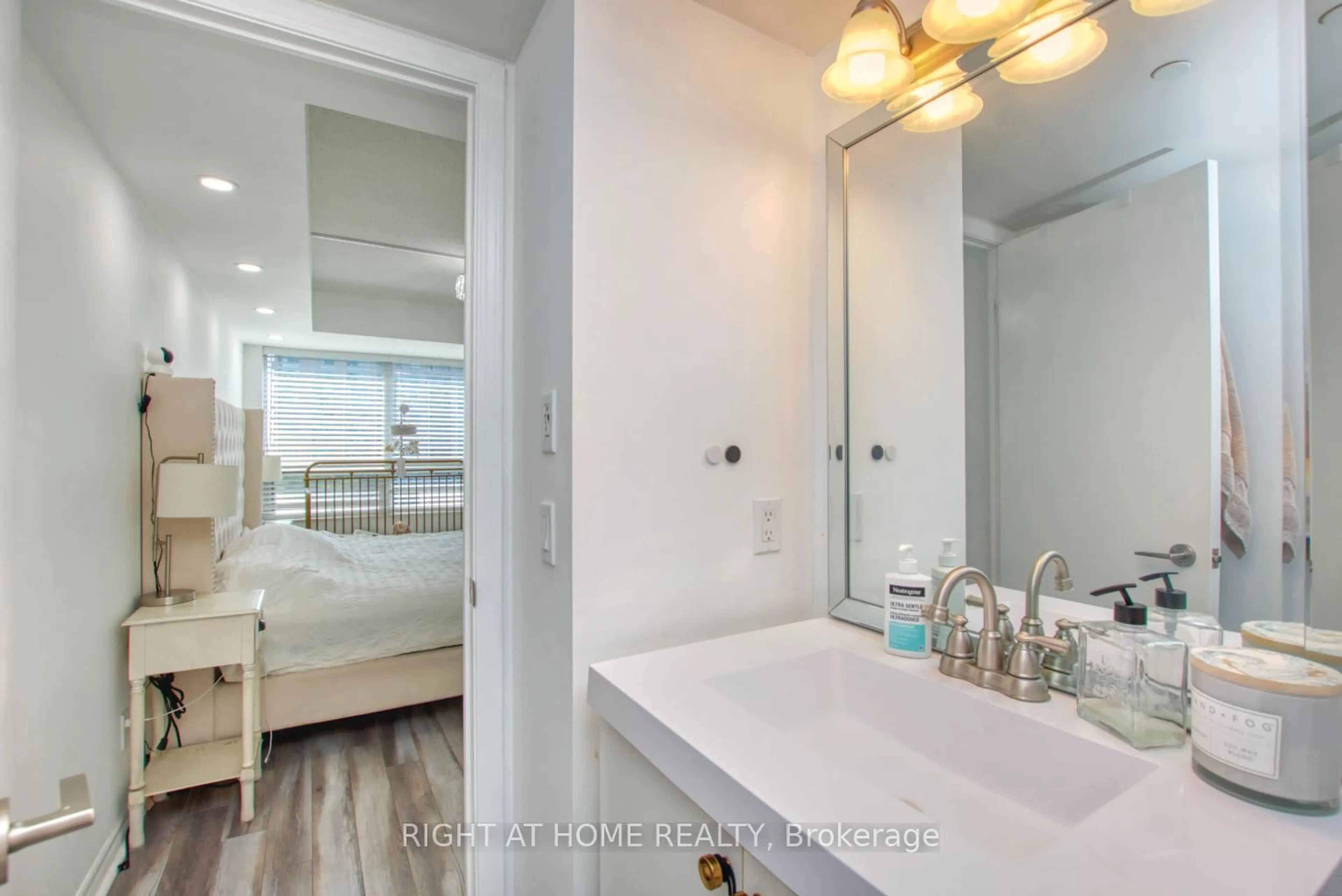 Contemporary bathroom, ceramic/tile floor for 35 Saranac Blvd #827, Toronto Ontario M6A 2G4