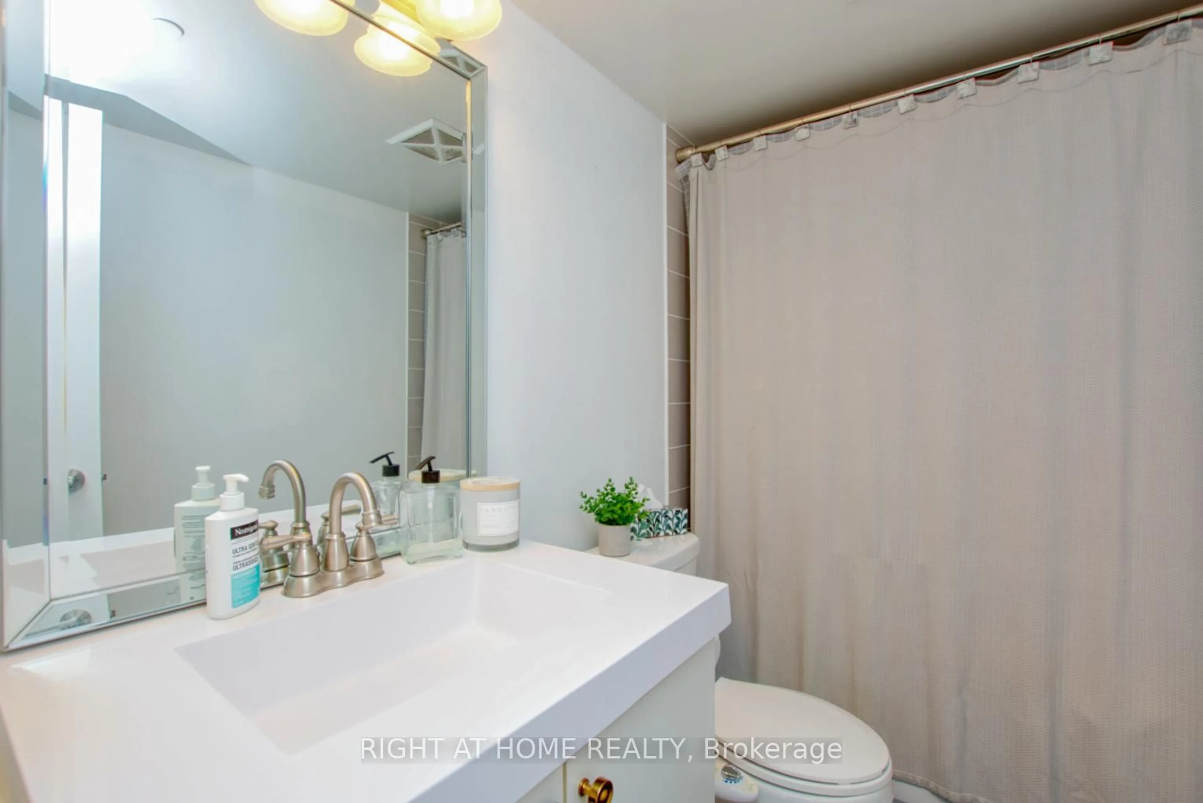 Standard bathroom, ceramic/tile floor for 35 Saranac Blvd #827, Toronto Ontario M6A 2G4