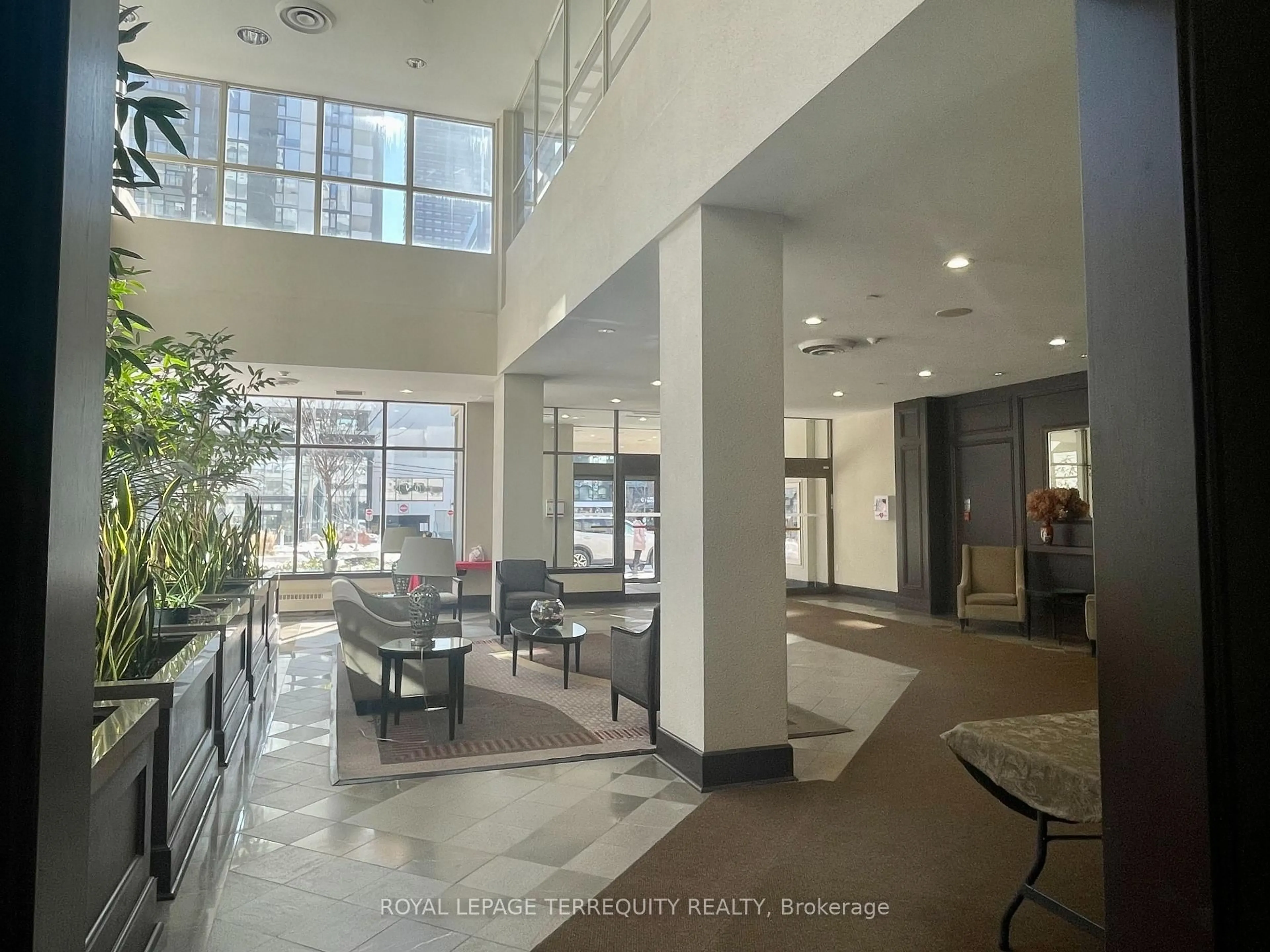 Indoor foyer for 30 Greenfield Ave #1009, Toronto Ontario M2N 6N3