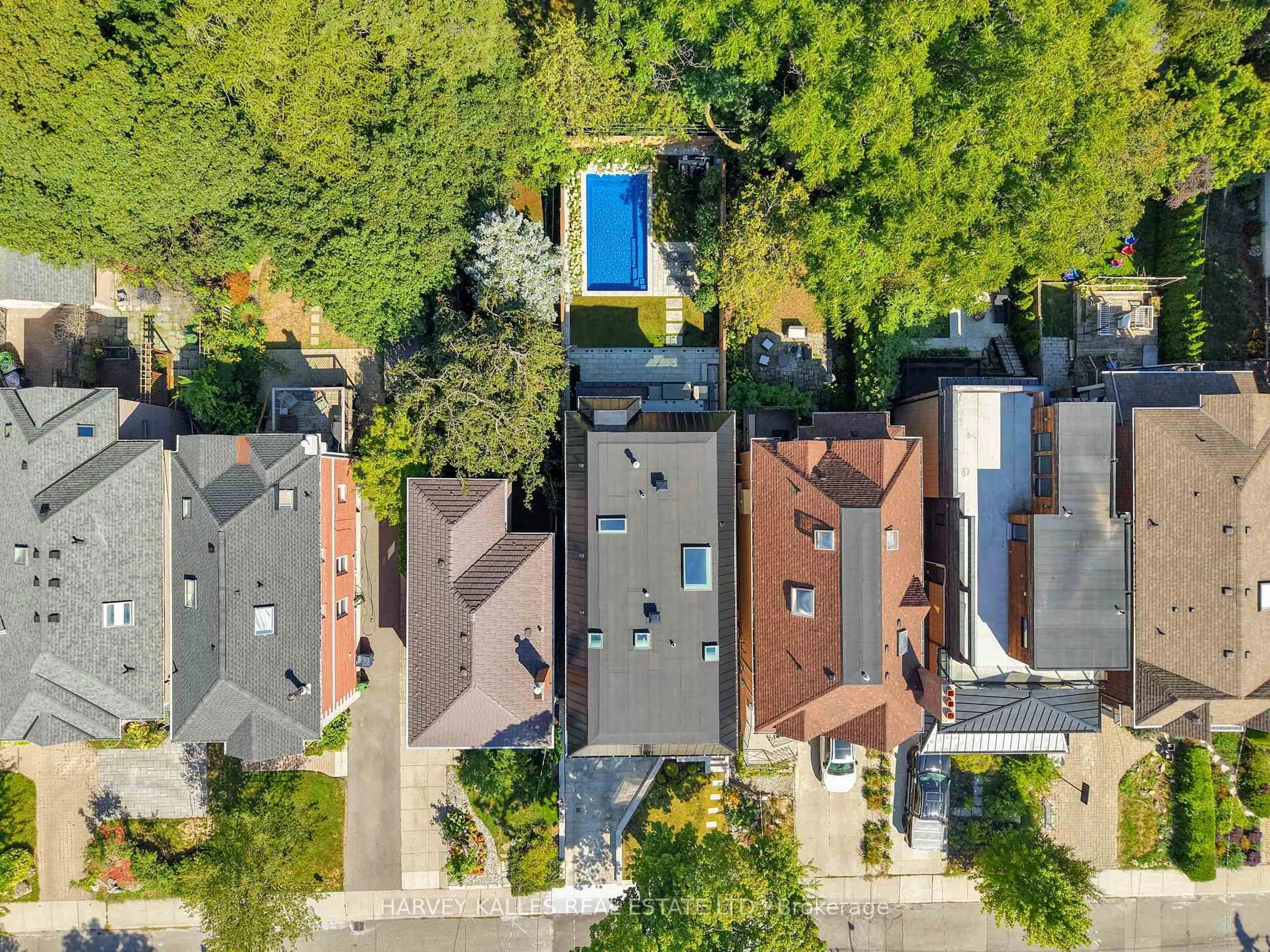 A pic from outside/outdoor area/front of a property/back of a property/a pic from drone, city buildings view from balcony for 232 Snowdon Ave, Toronto Ontario M4N 2B3