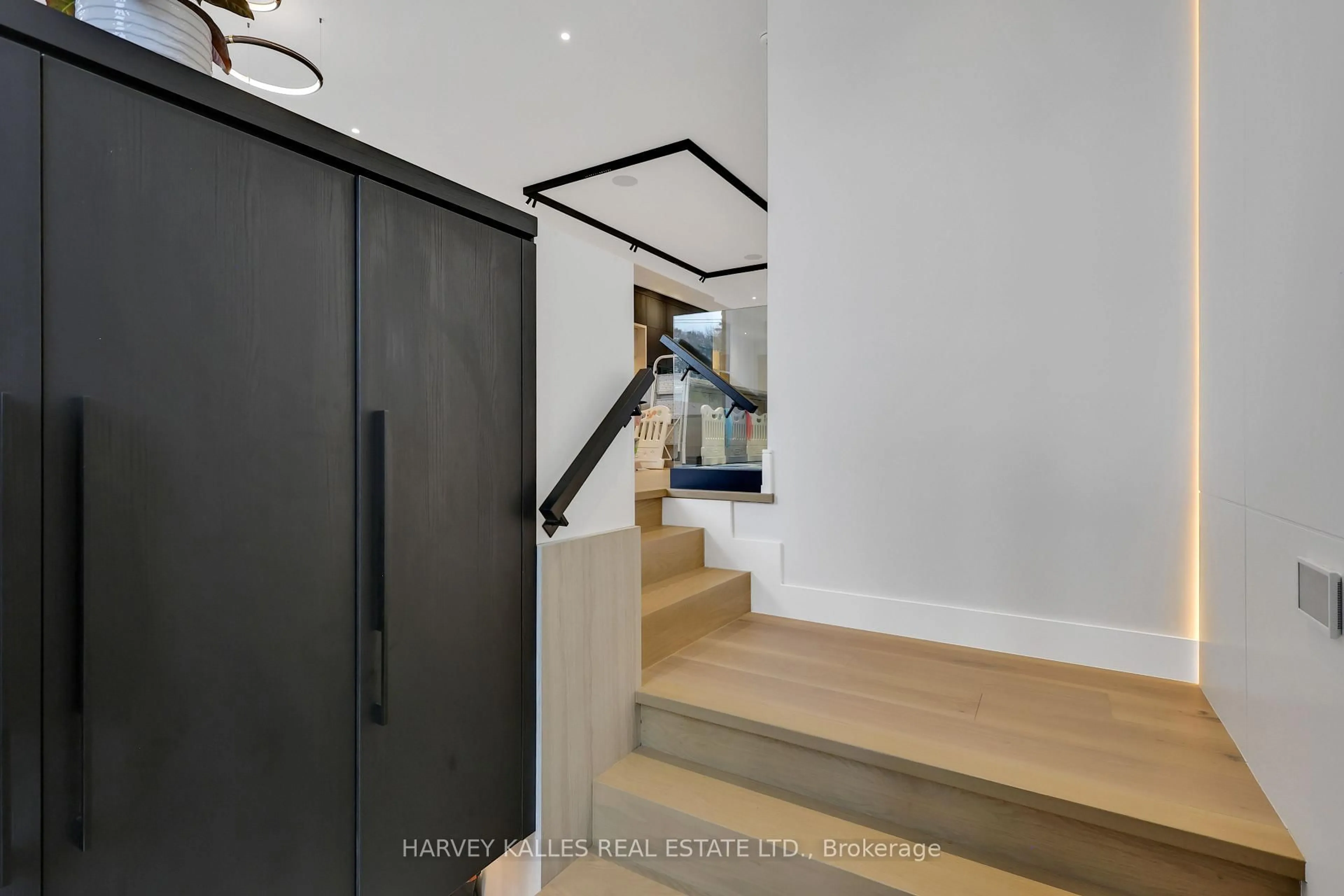 Indoor foyer for 232 Snowdon Ave, Toronto Ontario M4N 2B3