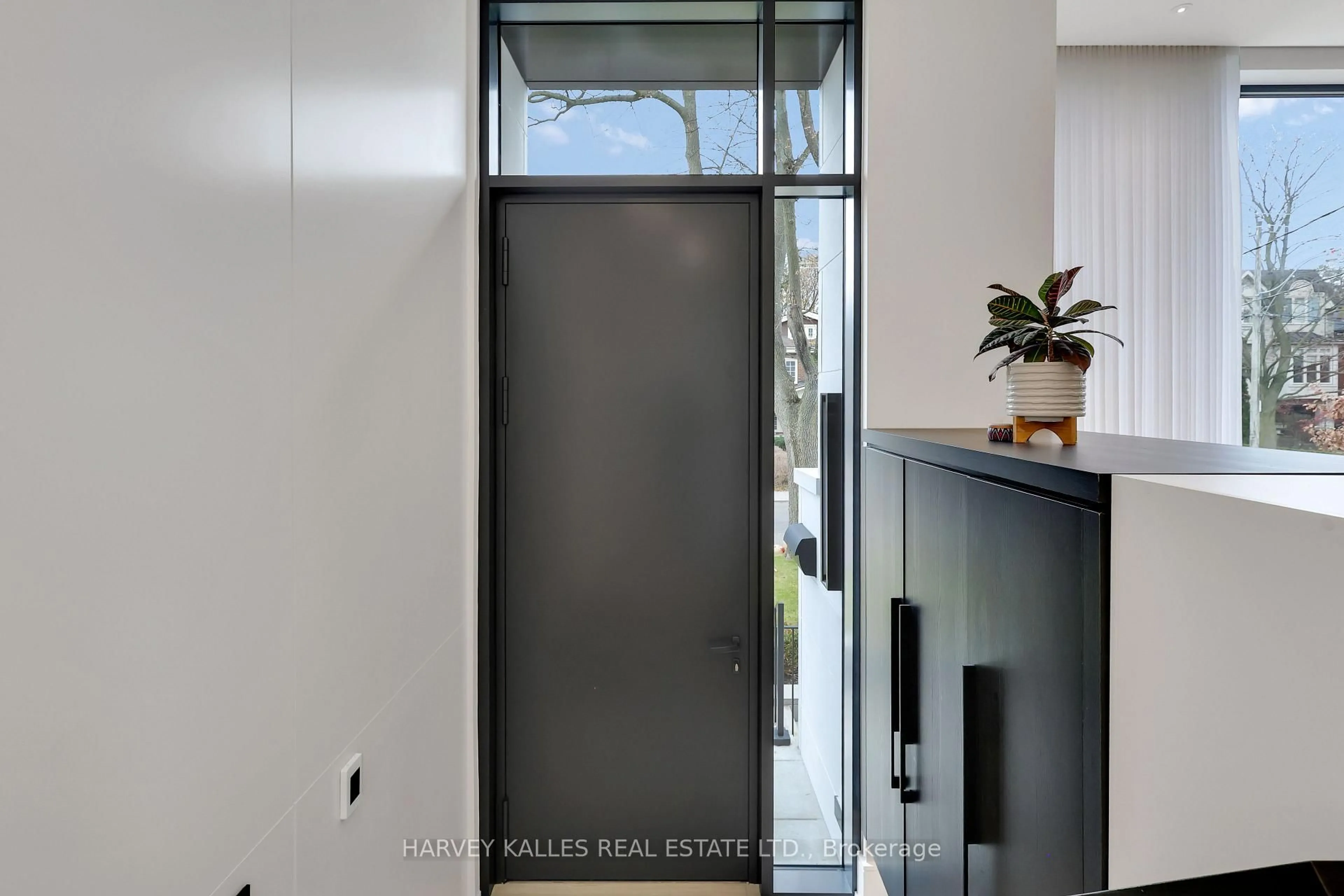 Indoor entryway for 232 Snowdon Ave, Toronto Ontario M4N 2B3