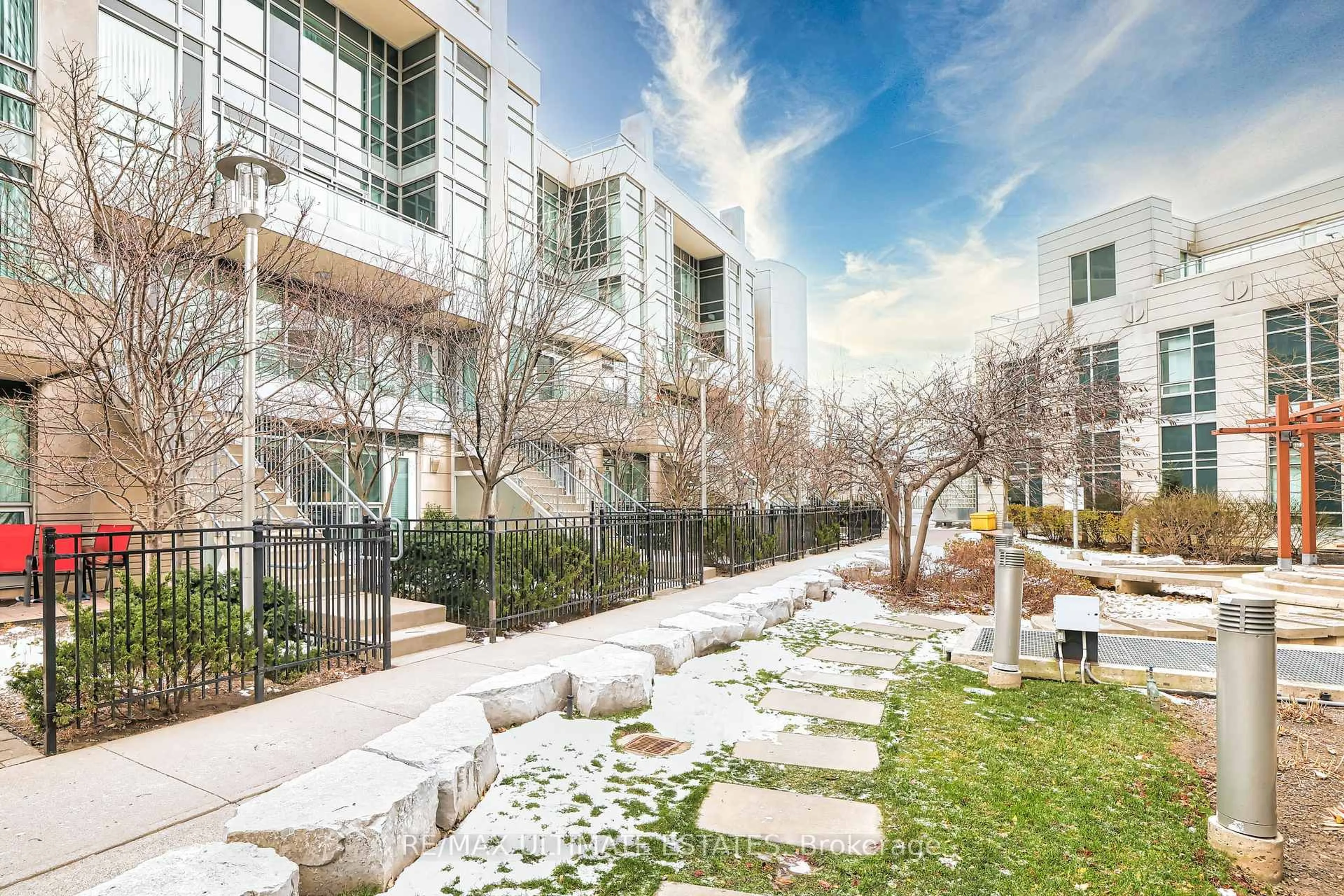 Patio, street for 31 Olive Ave #114, Toronto Ontario M2N 4N4