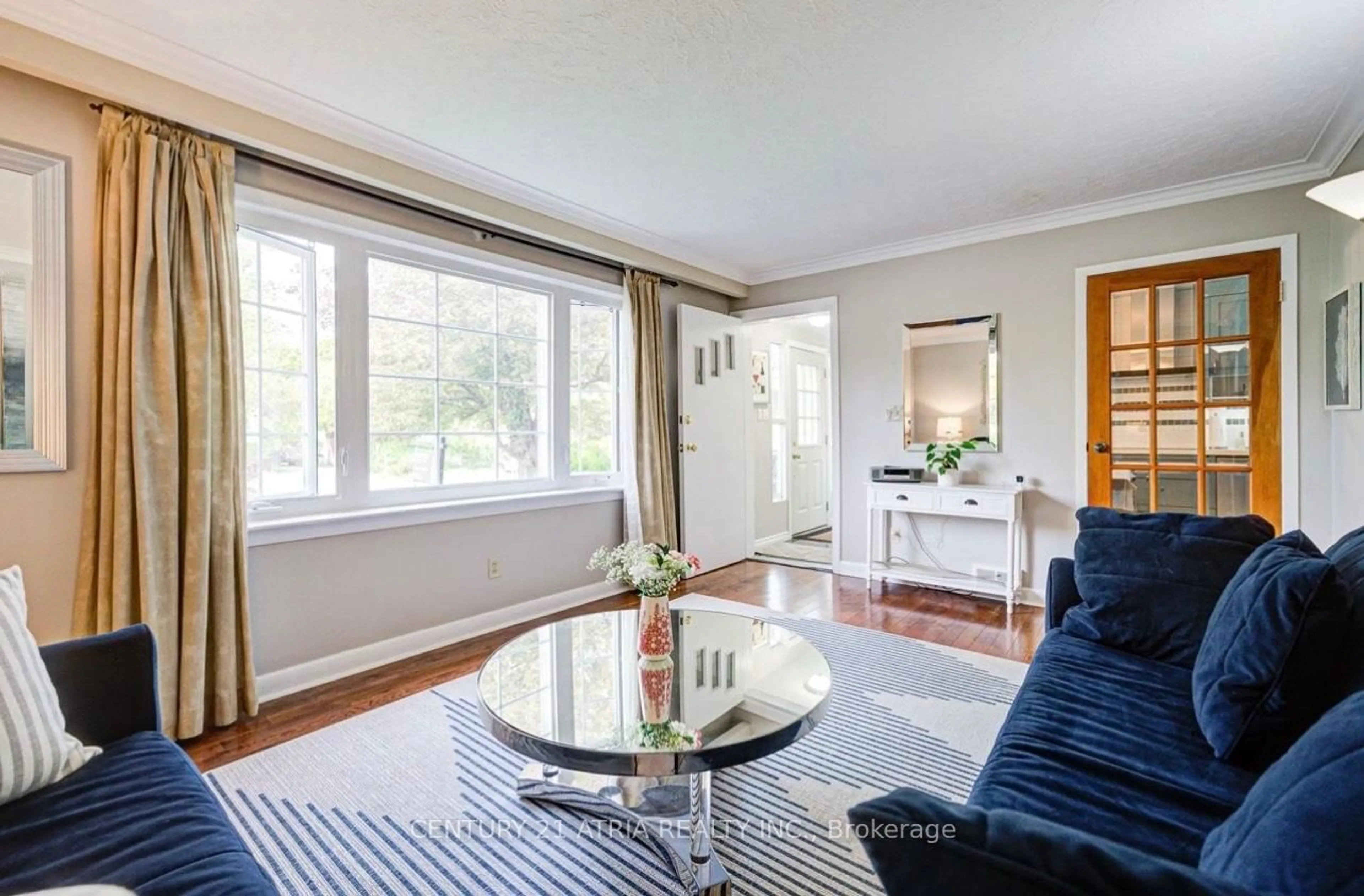 Living room with furniture, wood/laminate floor for 223 Willowdale Ave, Toronto Ontario M2N 4Z4