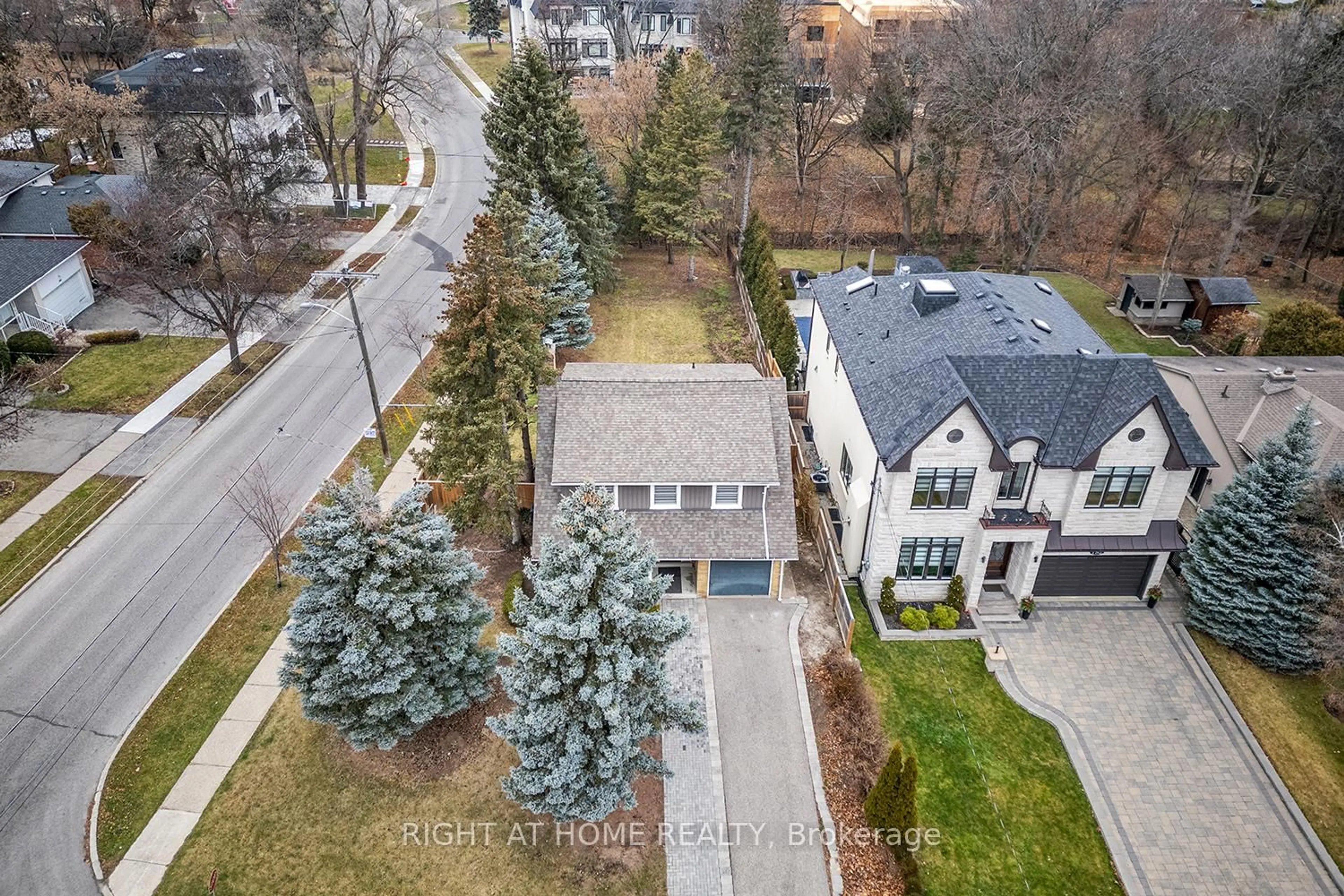 A pic from outside/outdoor area/front of a property/back of a property/a pic from drone, street for 190 Northwood Dr, Toronto Ontario M2M 2K4