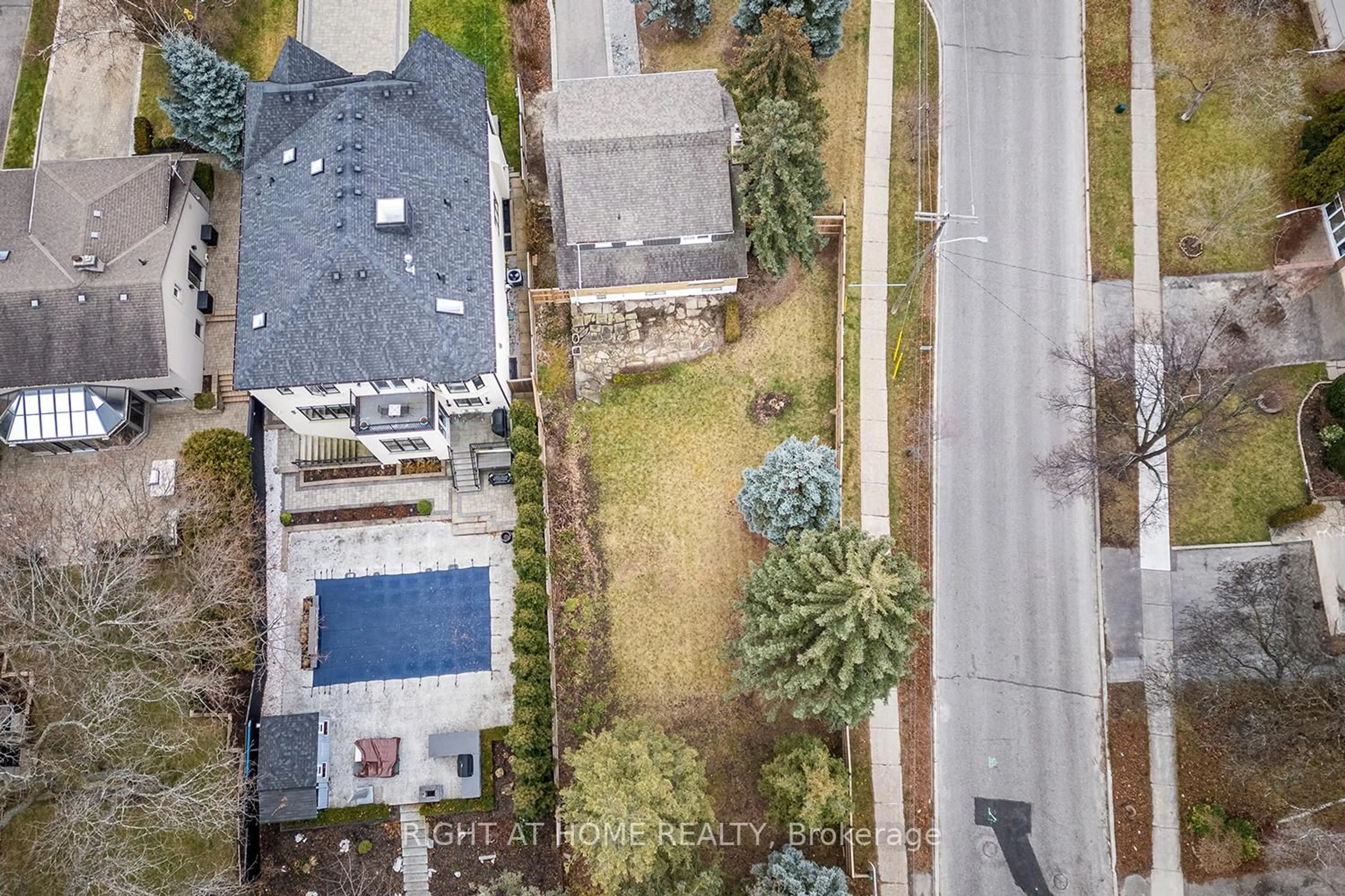 A pic from outside/outdoor area/front of a property/back of a property/a pic from drone, street for 190 Northwood Dr, Toronto Ontario M2M 2K4