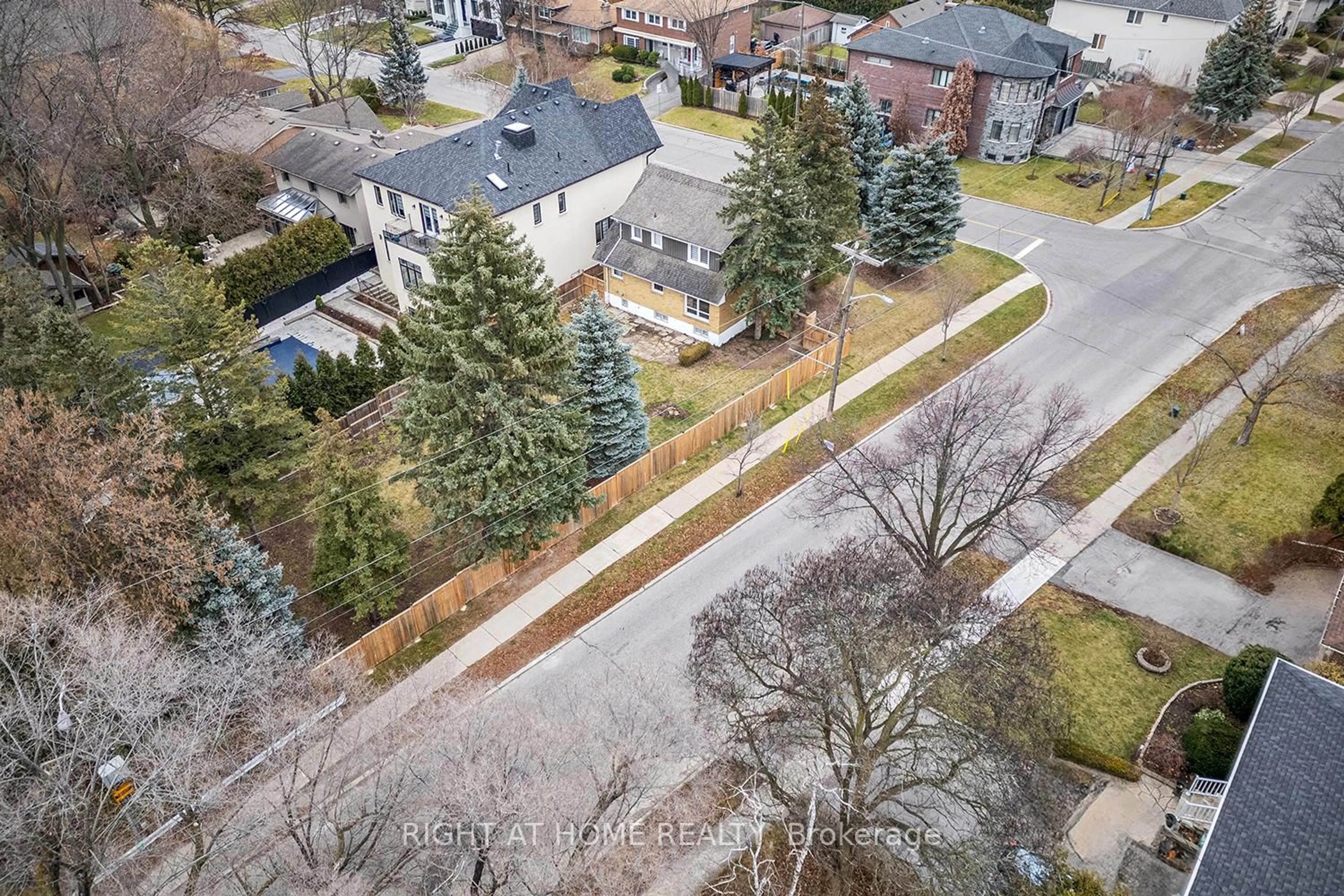 A pic from outside/outdoor area/front of a property/back of a property/a pic from drone, street for 190 Northwood Dr, Toronto Ontario M2M 2K4