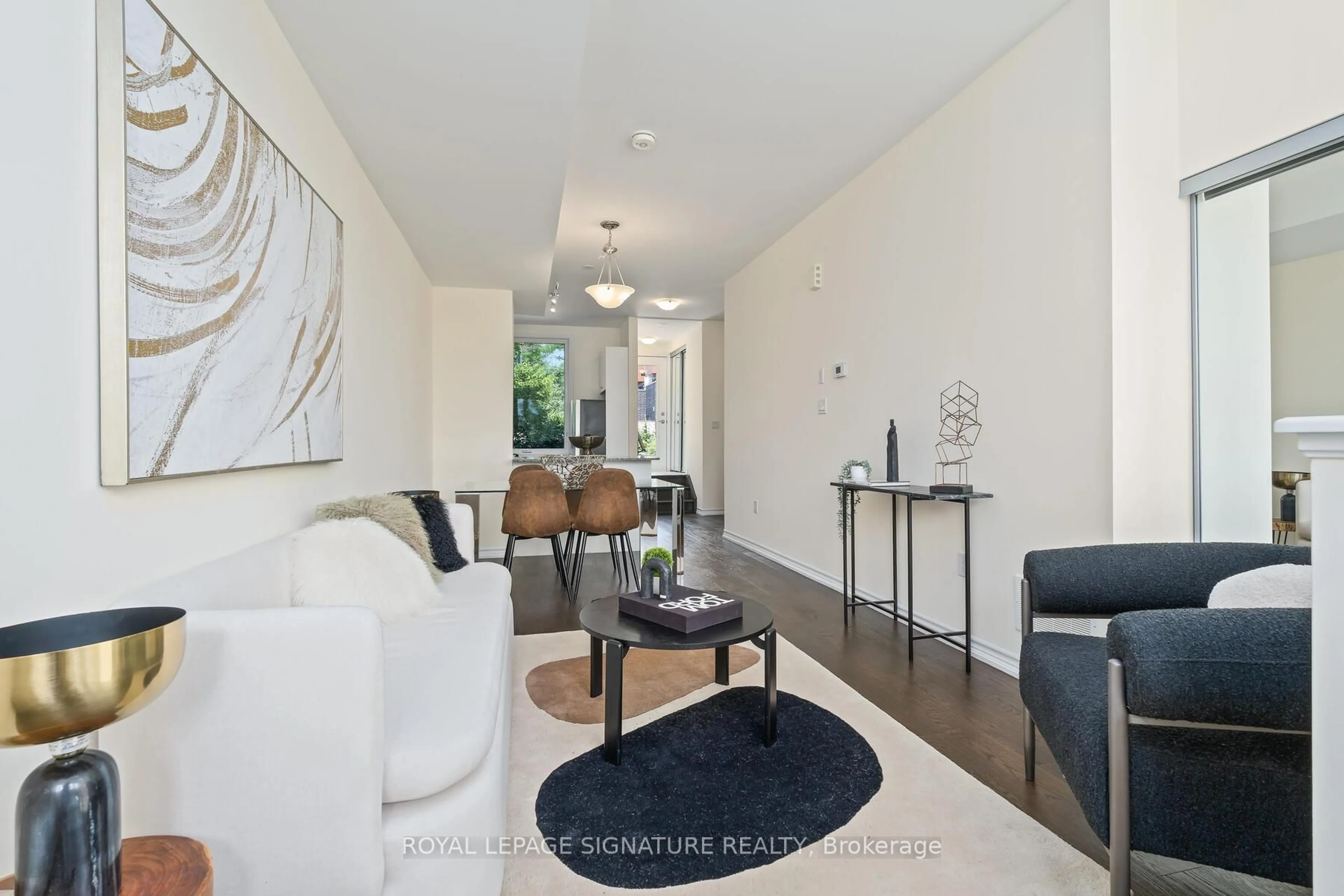 Living room with furniture, unknown for 10 Curlew Dr, Toronto Ontario M1R 1V1