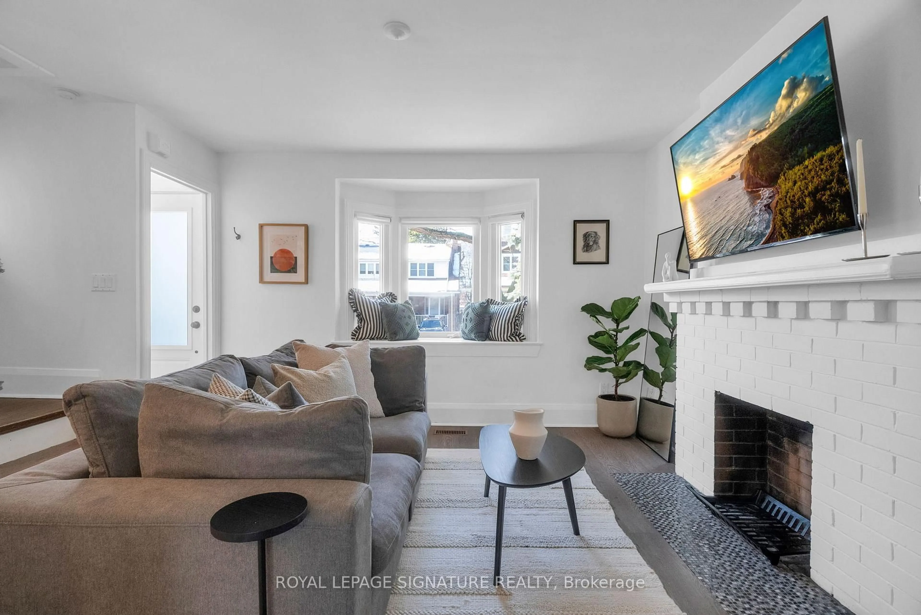 Living room with furniture, unknown for 303 Forman Ave, Toronto Ontario M4S 2S6