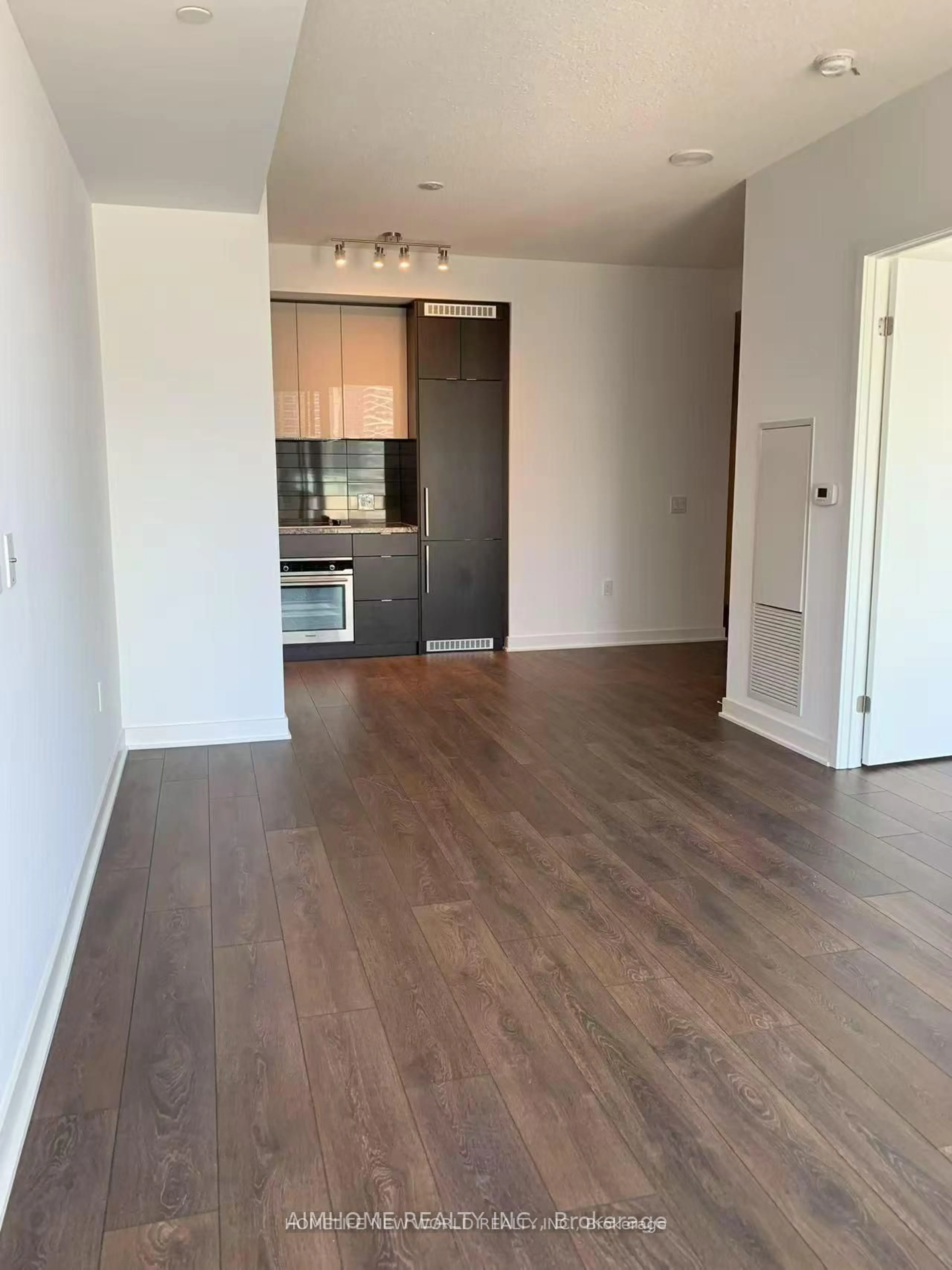 A pic of a room for 125 Blue Jays Way #1009, Toronto Ontario M5V 0N5