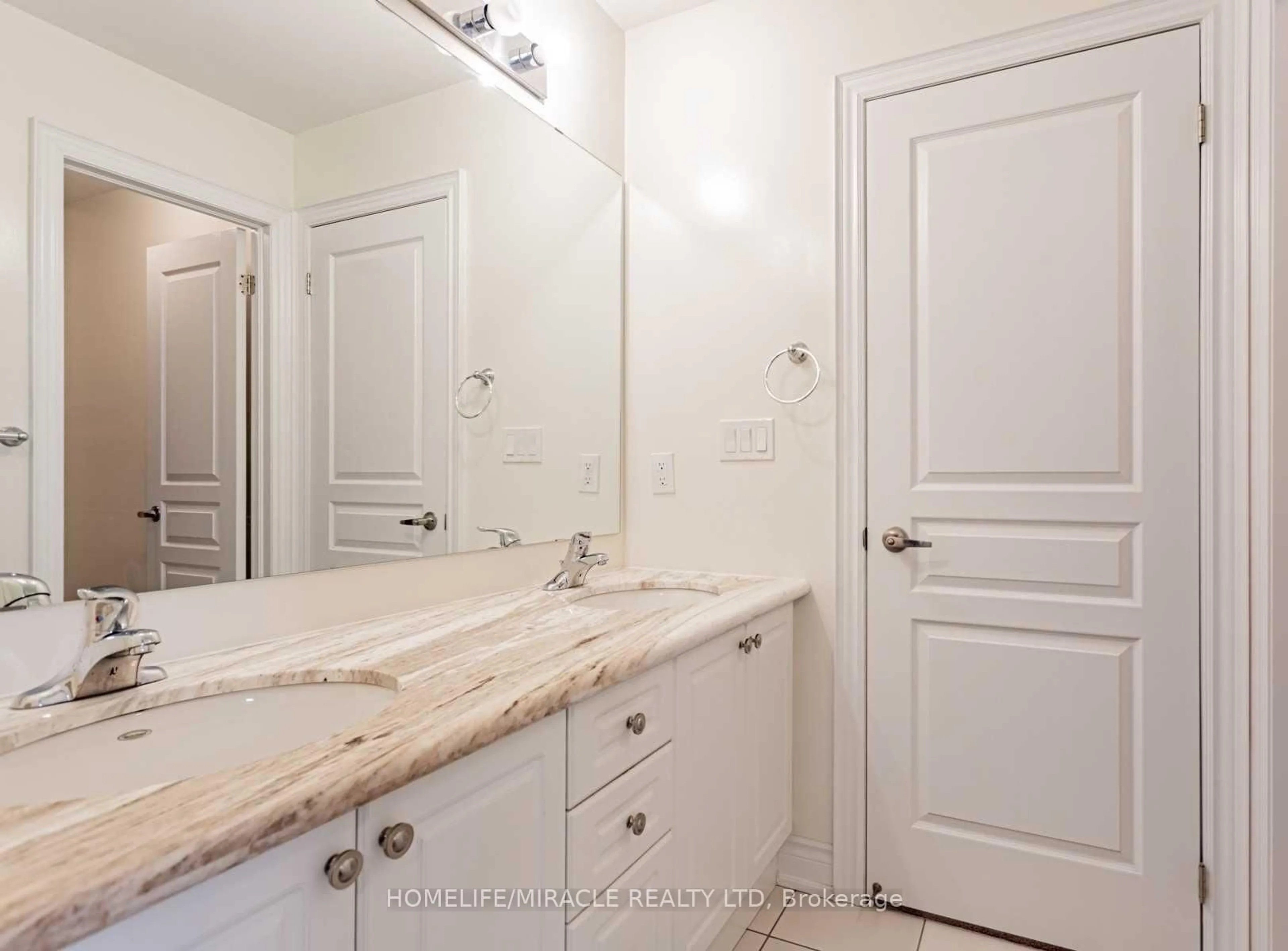 Standard bathroom, ceramic/tile floor for 170 Maxwell St, Toronto Ontario M3H 0B5