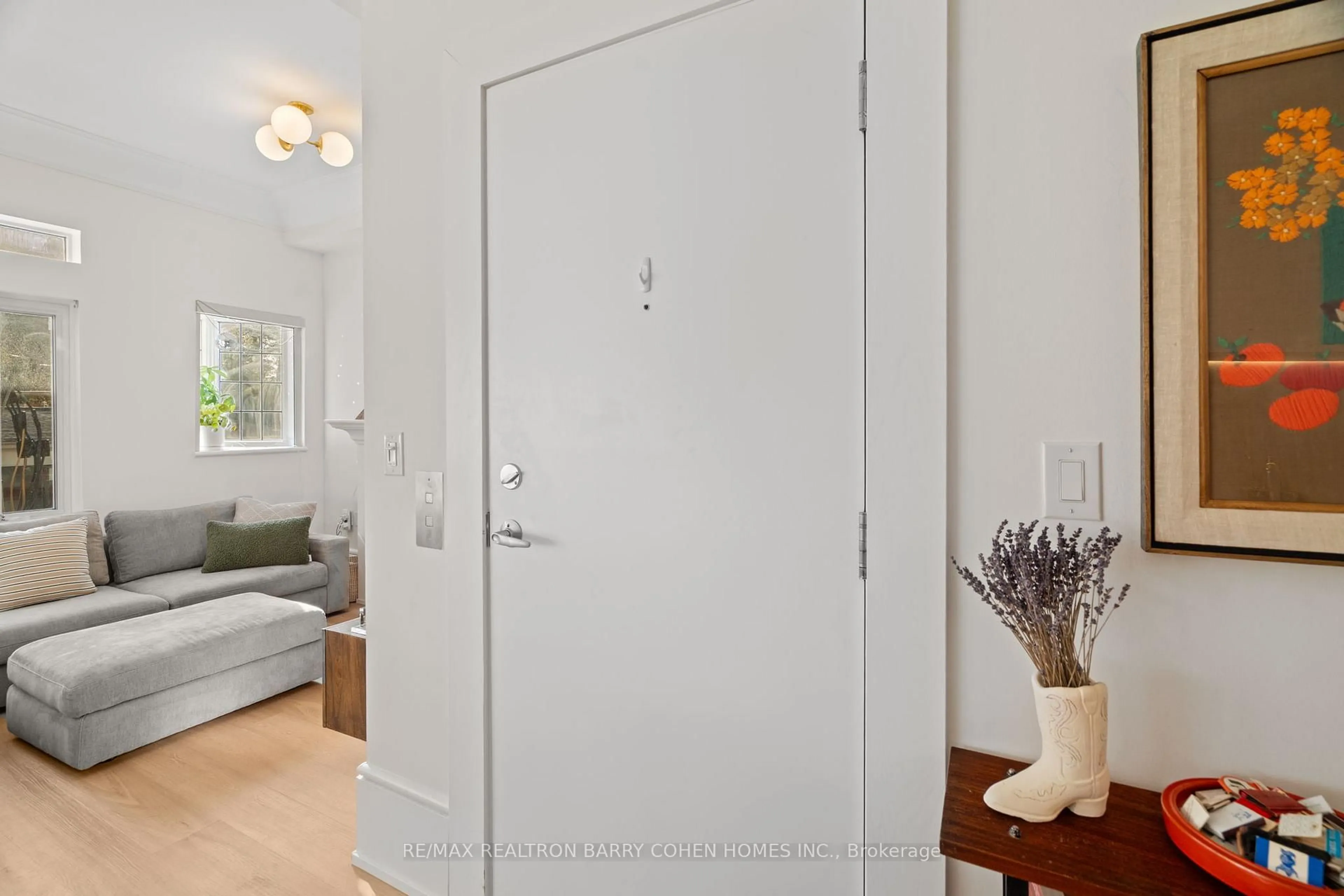 Indoor entryway for 336 Davenport Rd #201, Toronto Ontario M5R 1K6