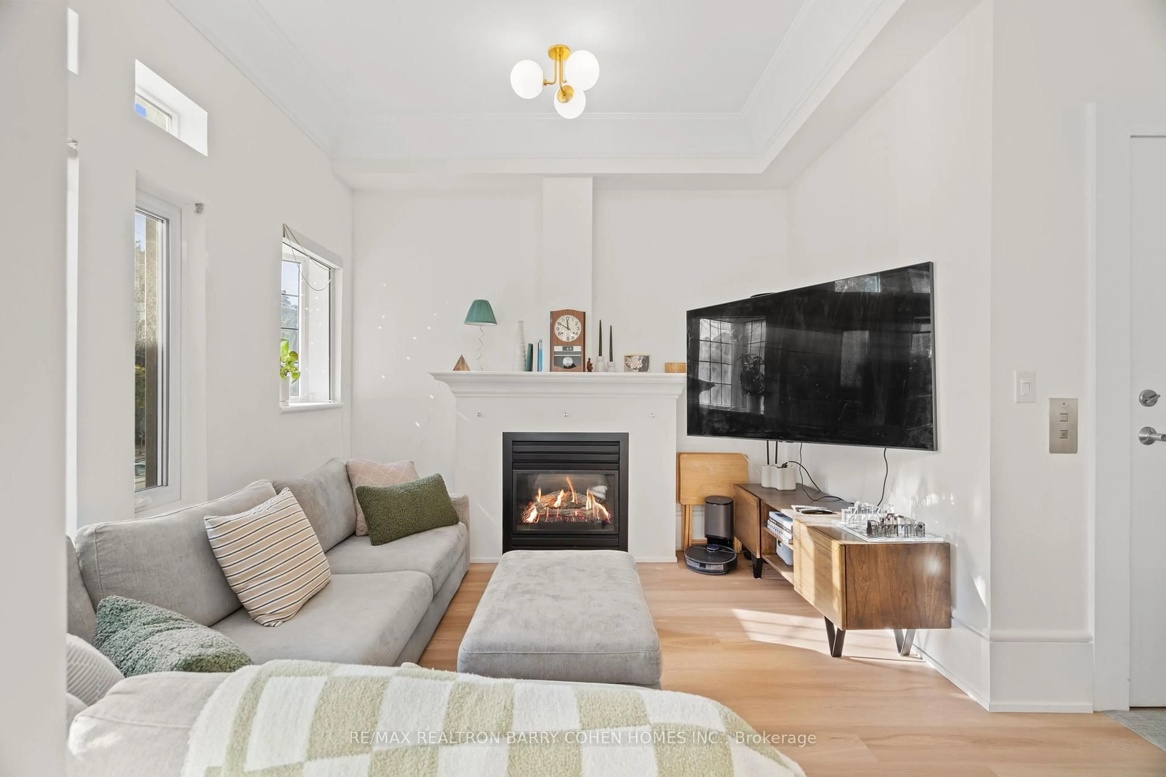 Living room with furniture, unknown for 336 Davenport Rd #201, Toronto Ontario M5R 1K6