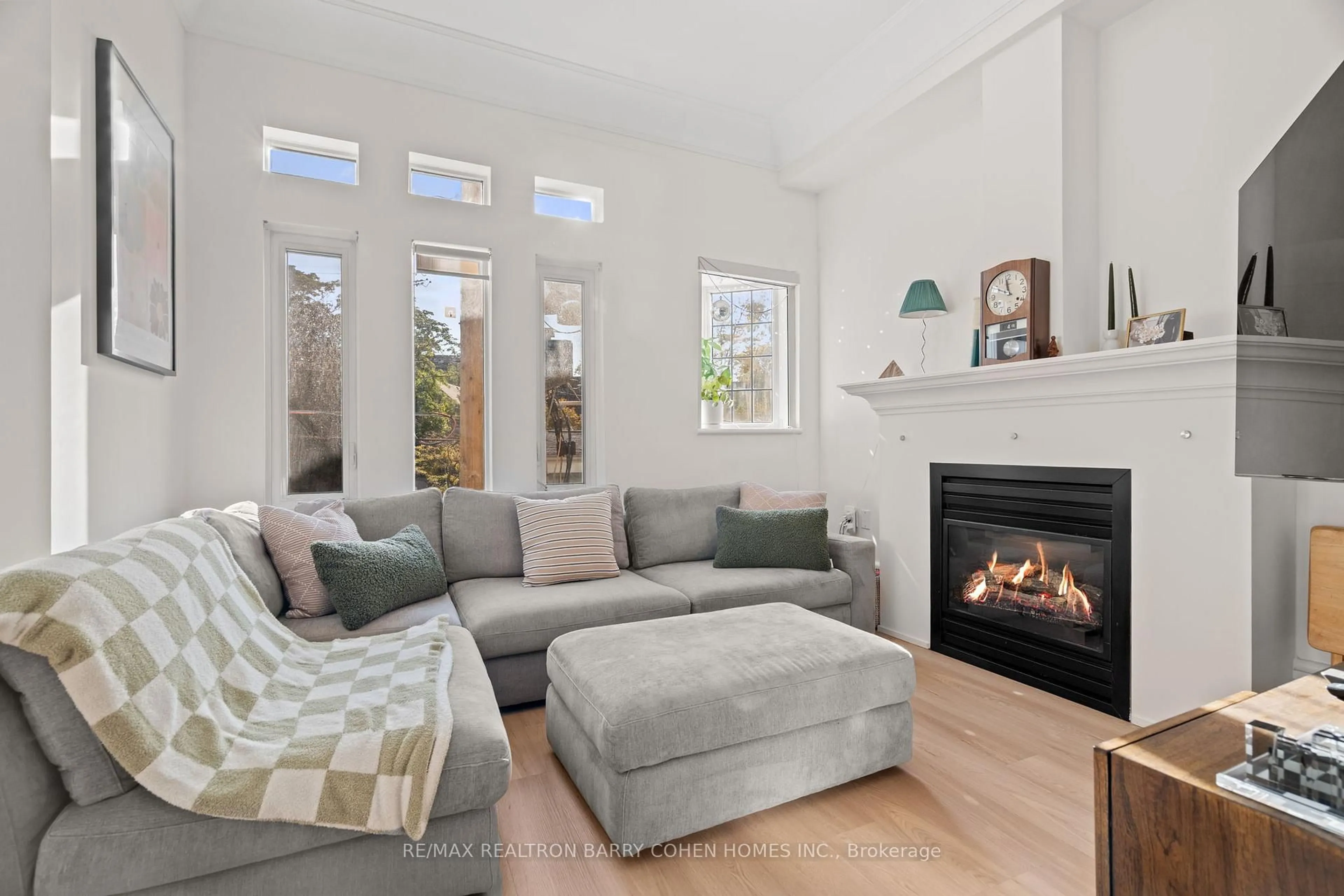 Living room with furniture, unknown for 336 Davenport Rd #201, Toronto Ontario M5R 1K6